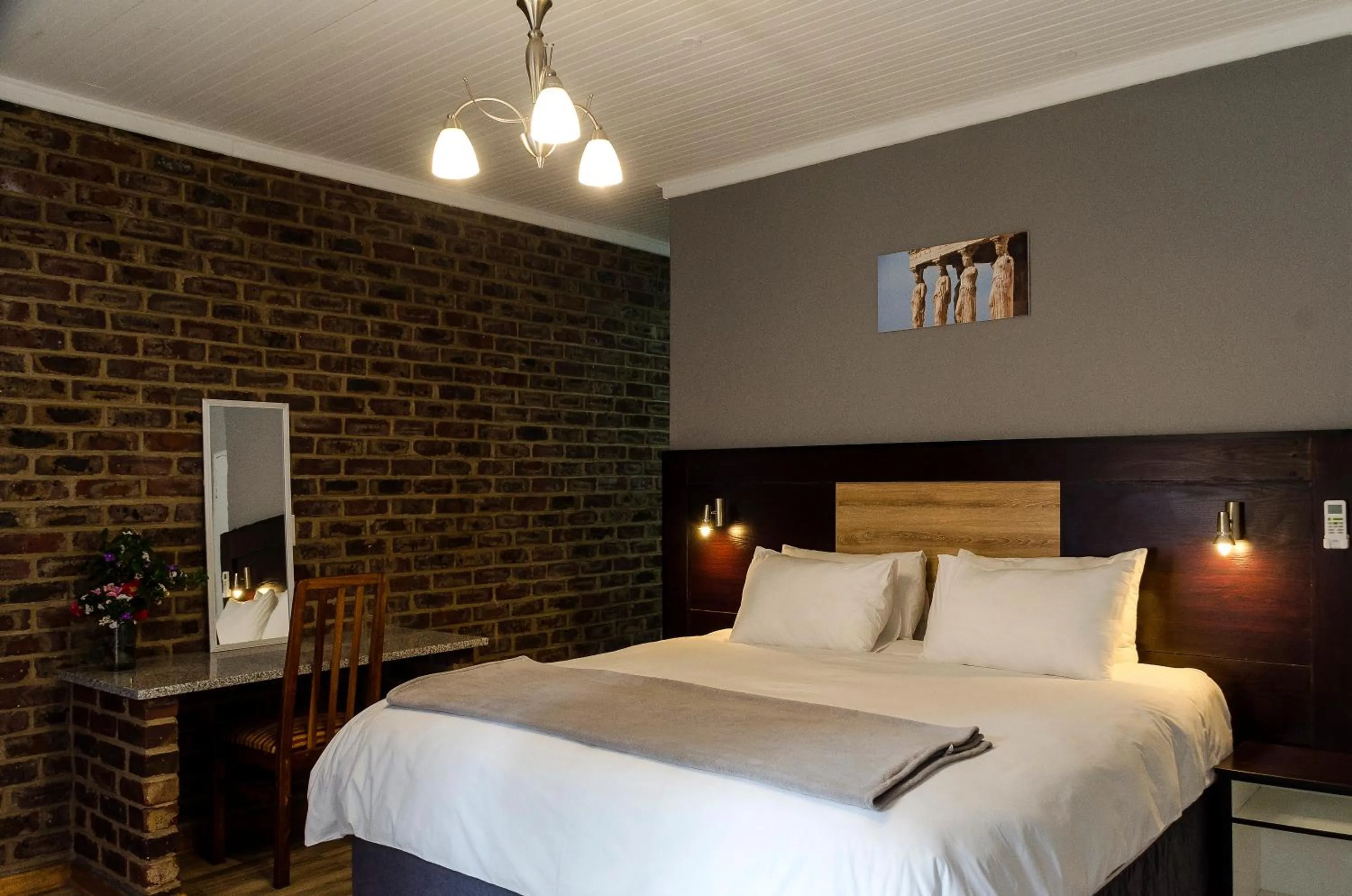 Bed in The Woodsman Bed and Breakfast