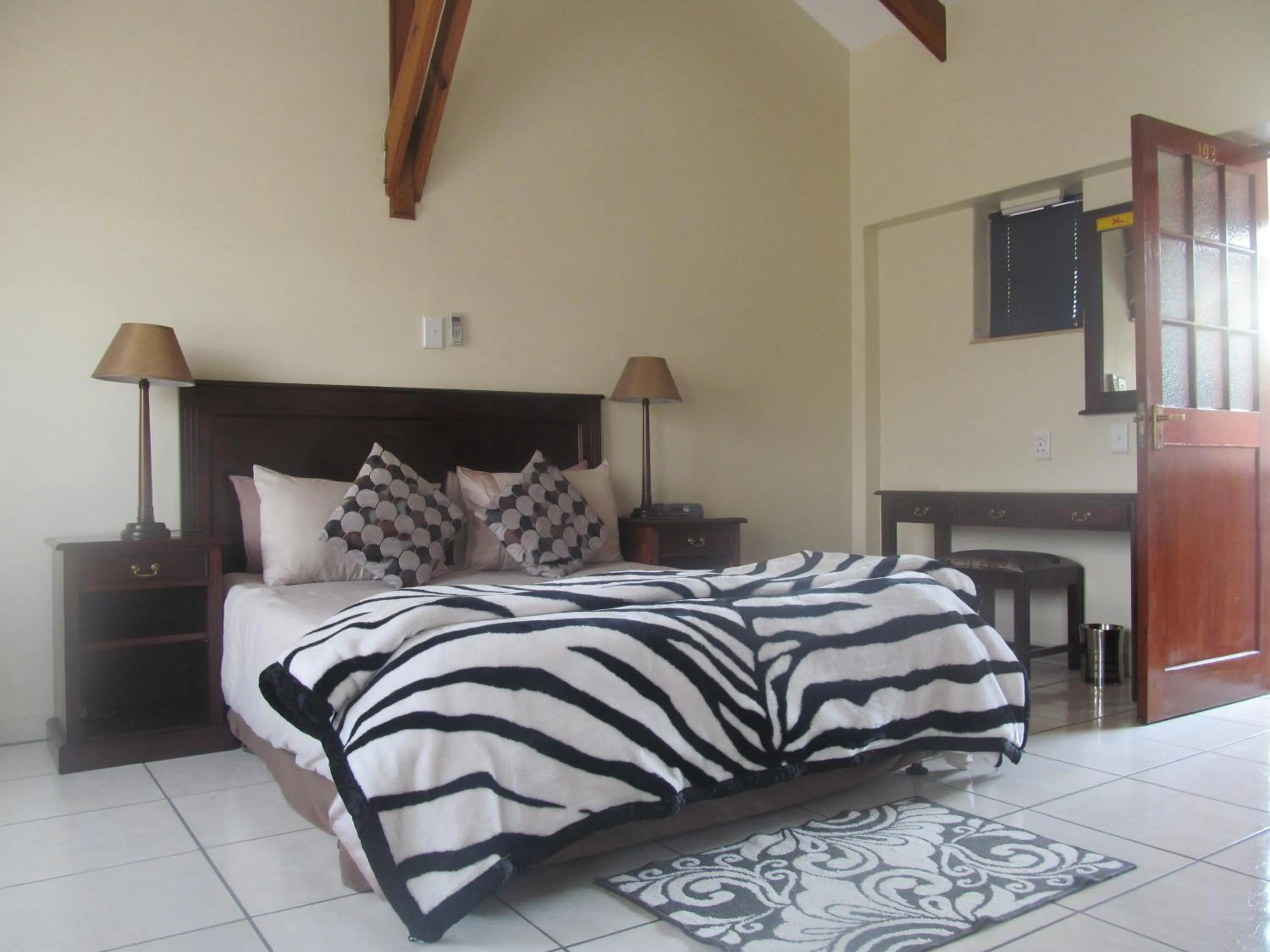 Bathroom, Bed in The Woodsman Bed and Breakfast