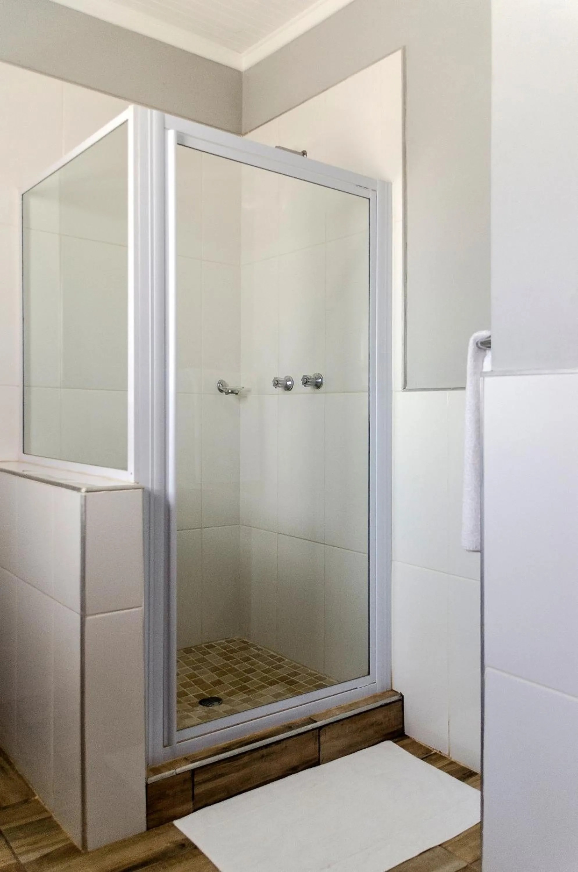 Shower in The Woodsman Bed and Breakfast