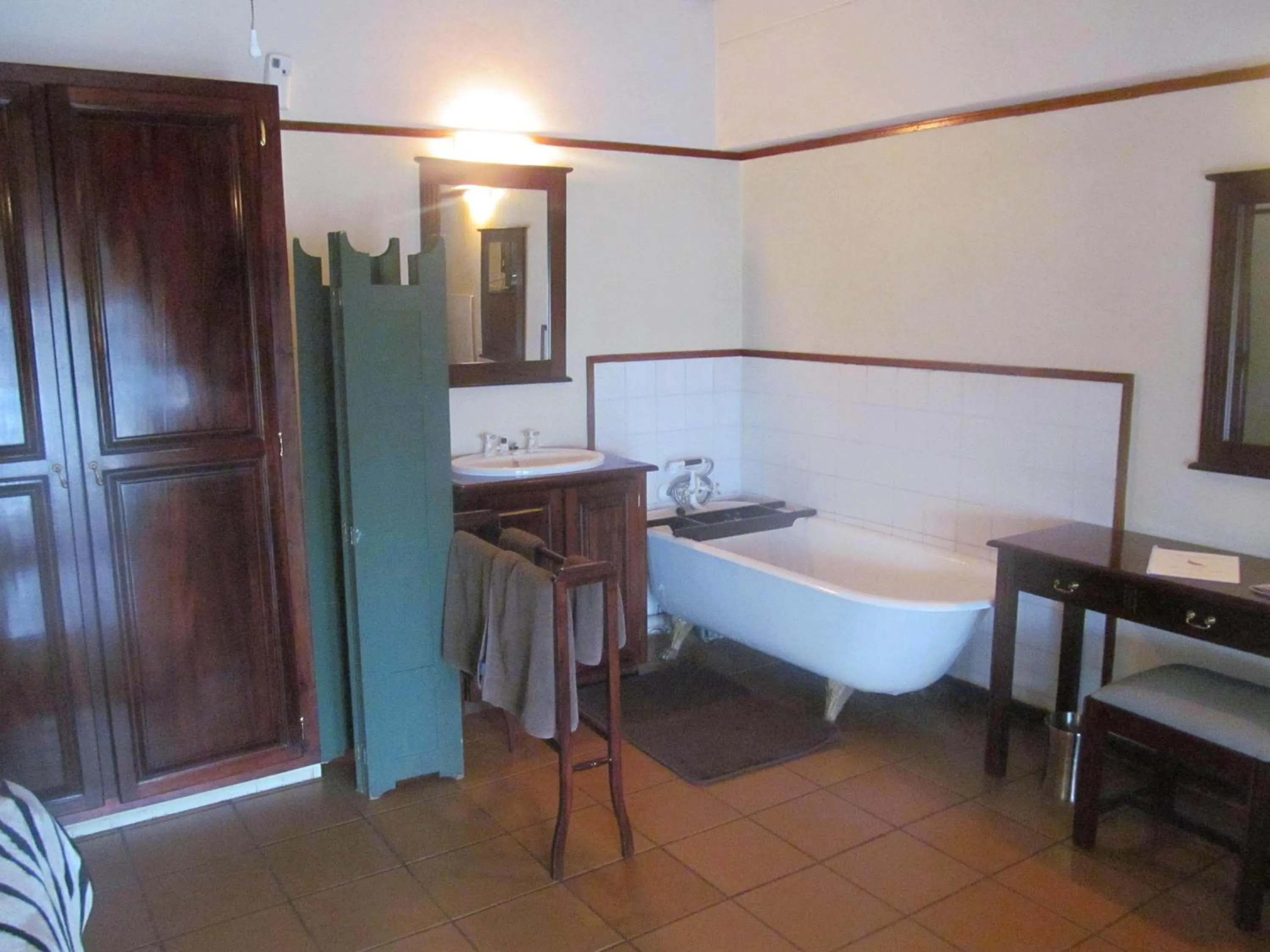 Bathroom, Bed in The Woodsman Bed and Breakfast