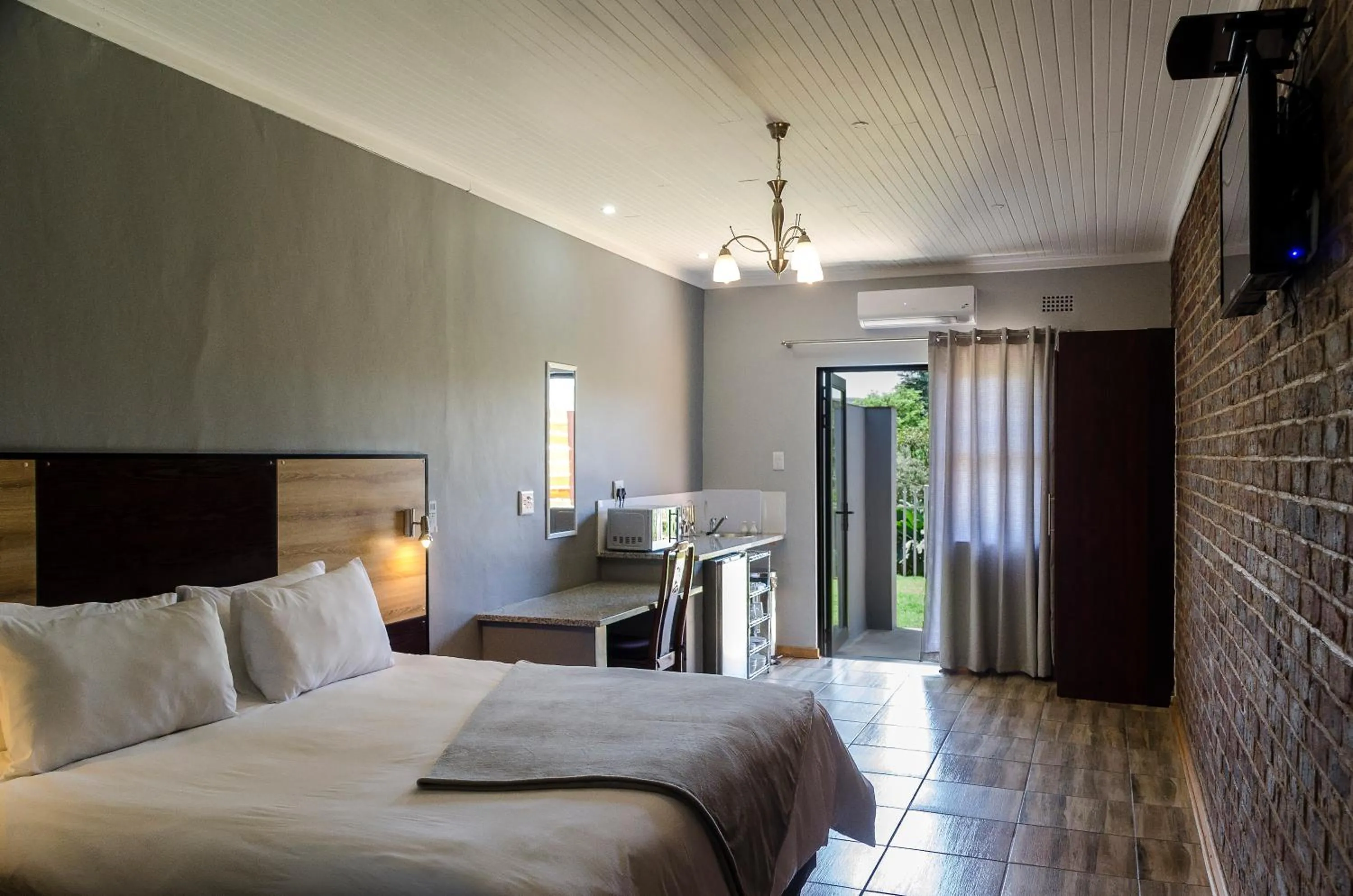 TV and multimedia, Bed in The Woodsman Bed and Breakfast