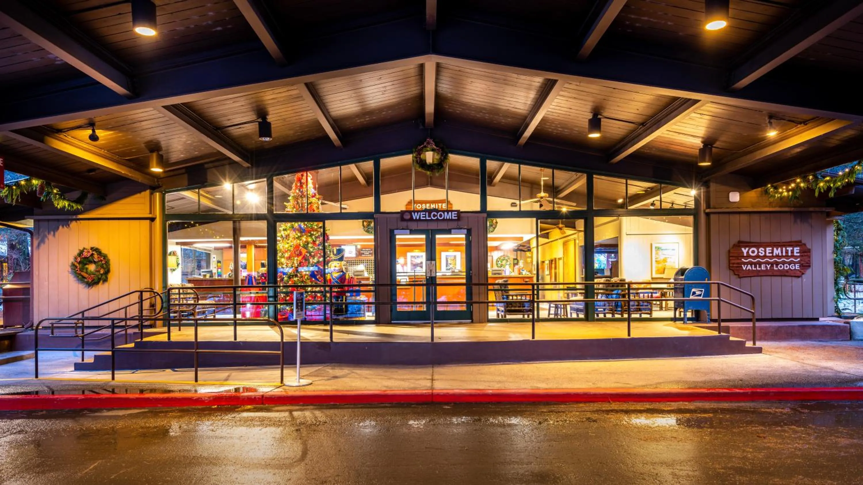 Facade/entrance in Yosemite Valley Lodge