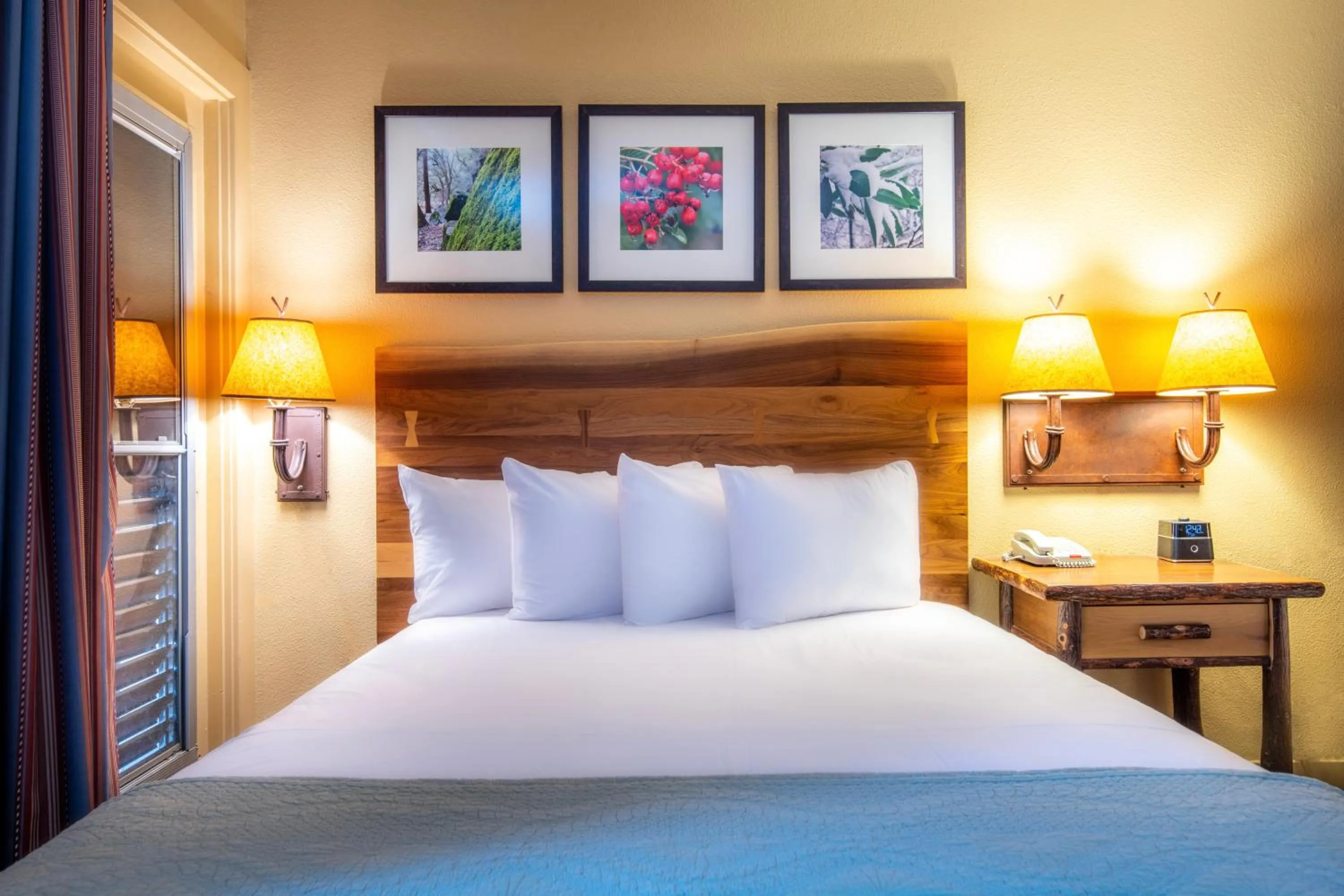 Bedroom, Bed in Yosemite Valley Lodge