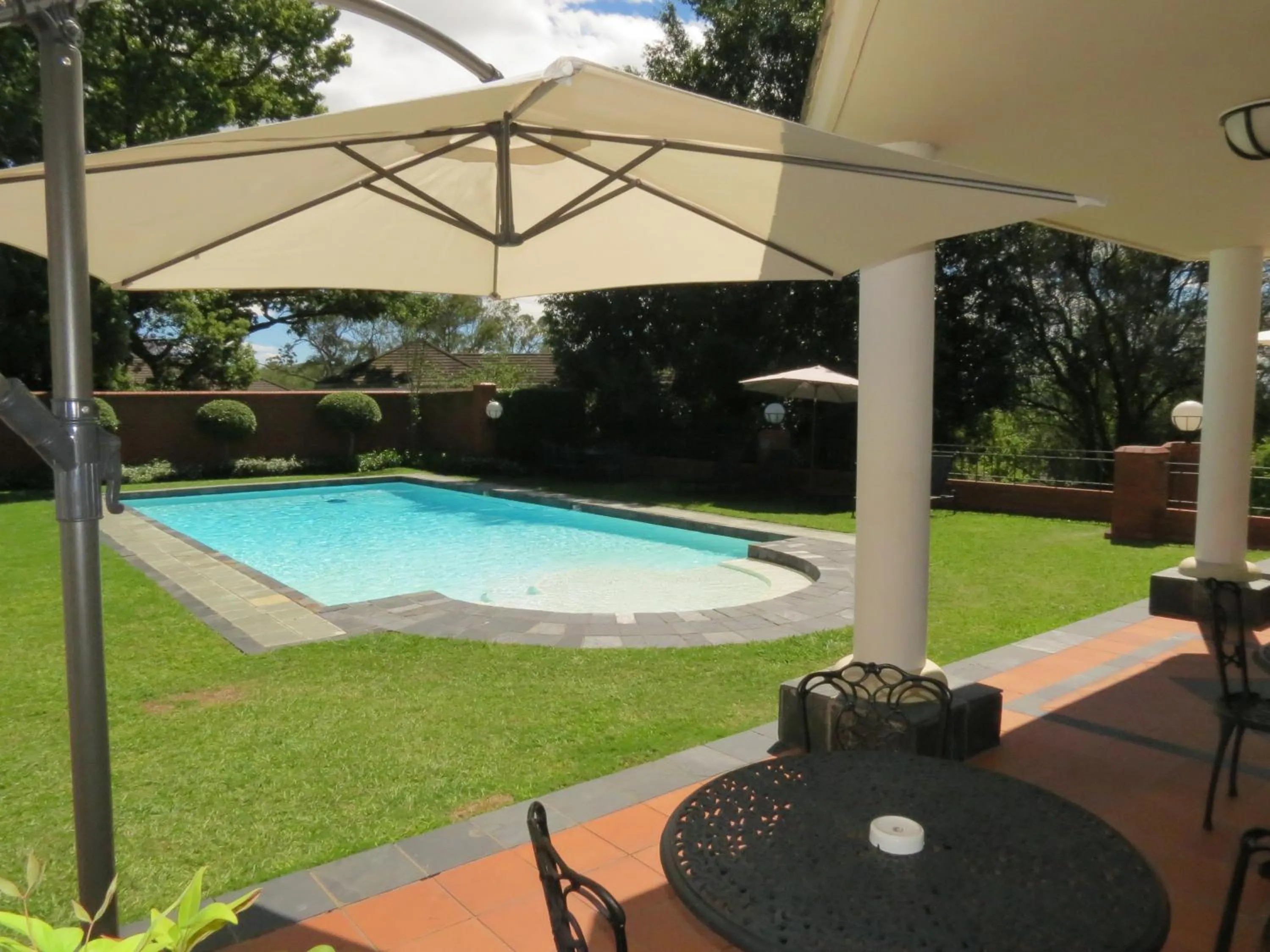 Swimming pool in Redlands Hotel