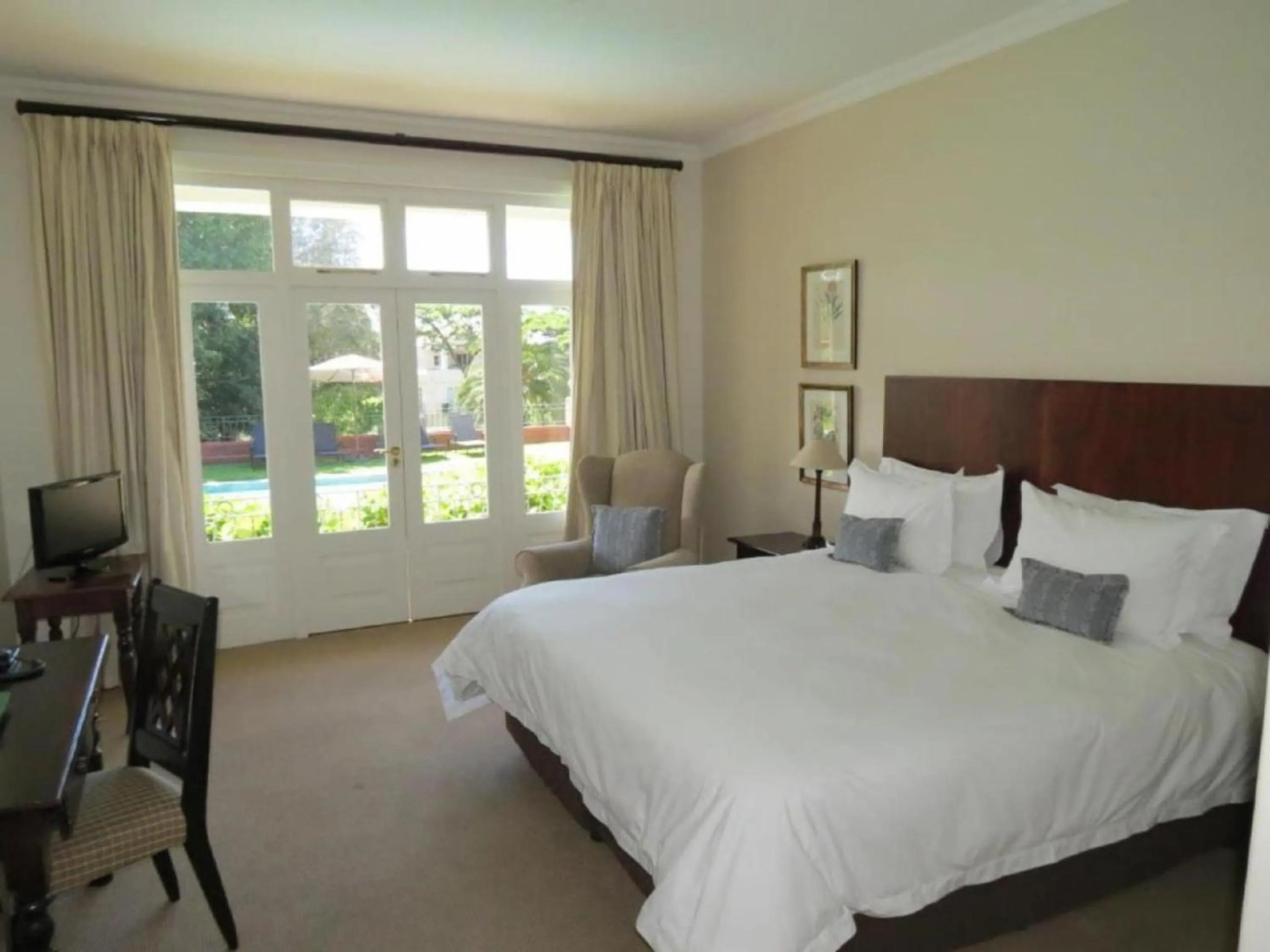 Bedroom, Bed in Redlands Hotel