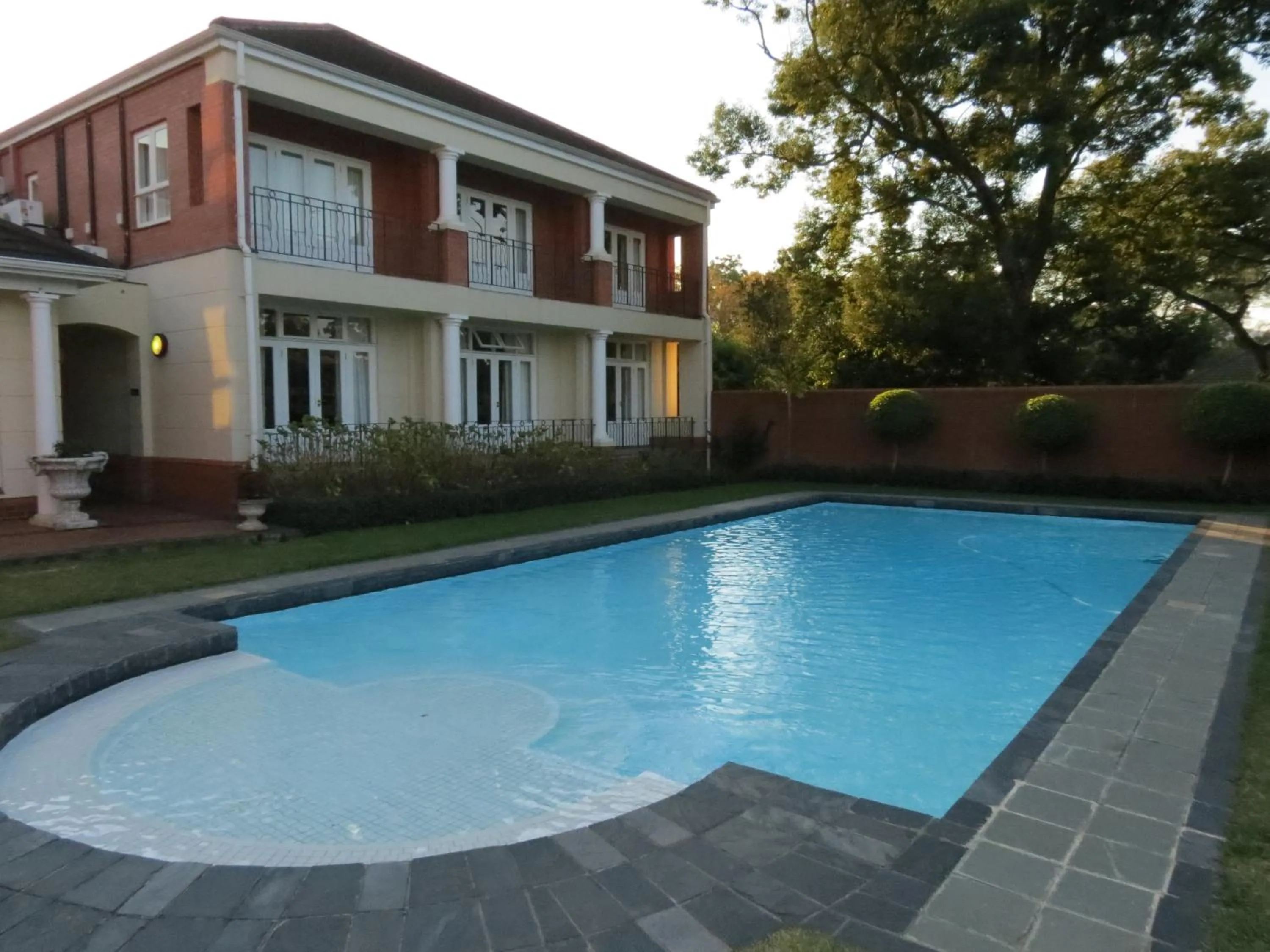Swimming pool in Redlands Hotel