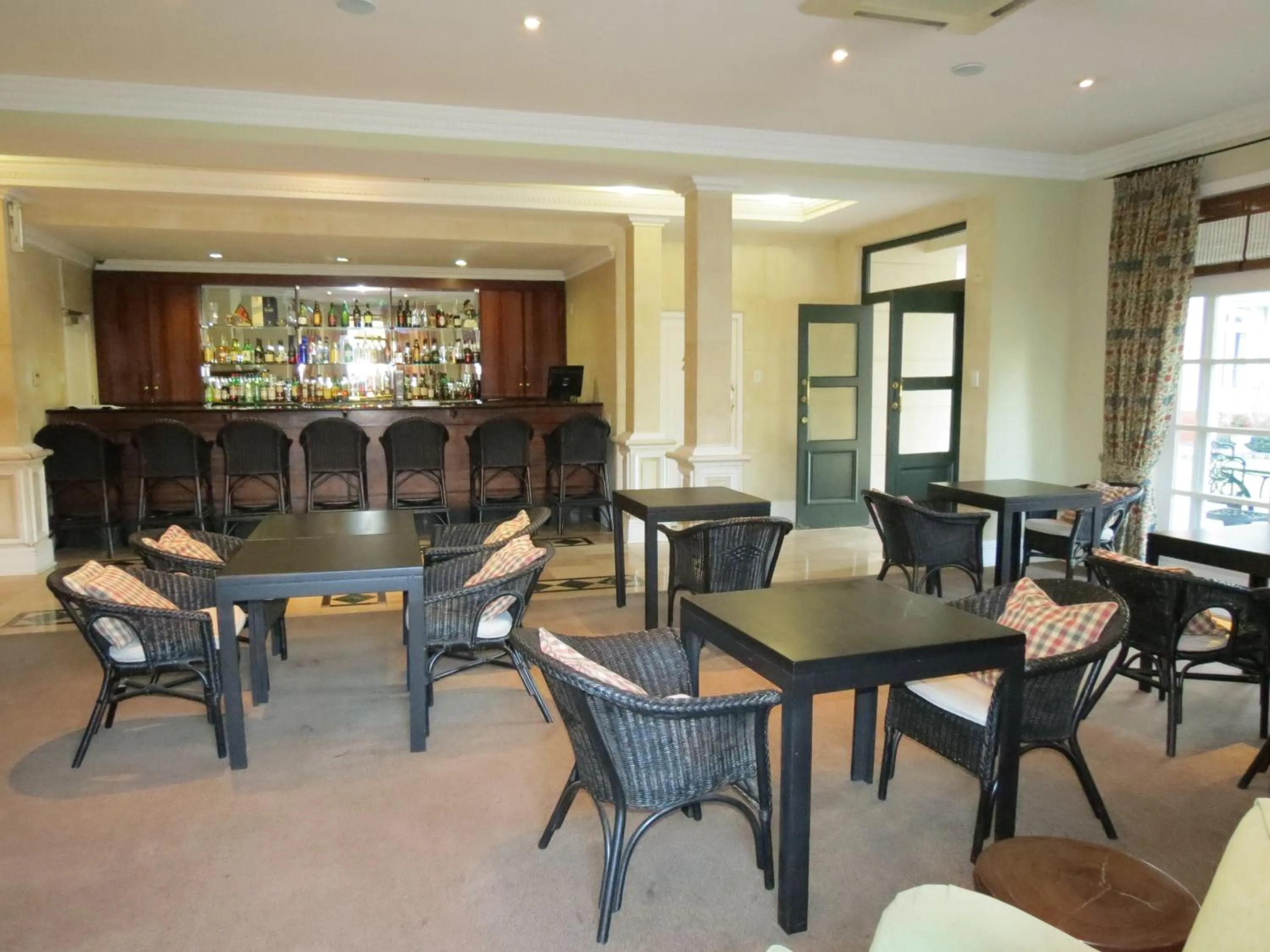 Lounge or bar in Redlands Hotel