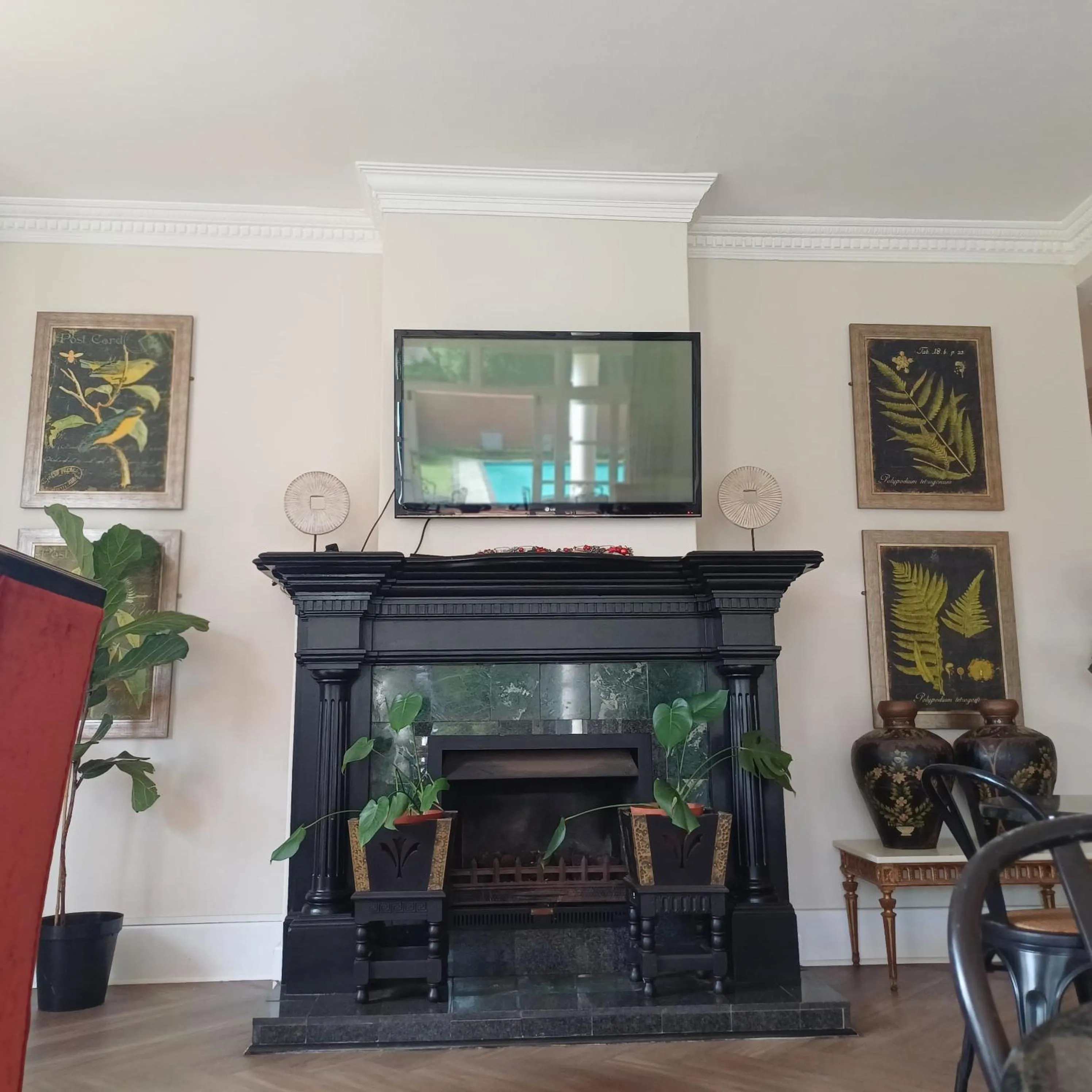 Lounge or bar in Redlands Hotel