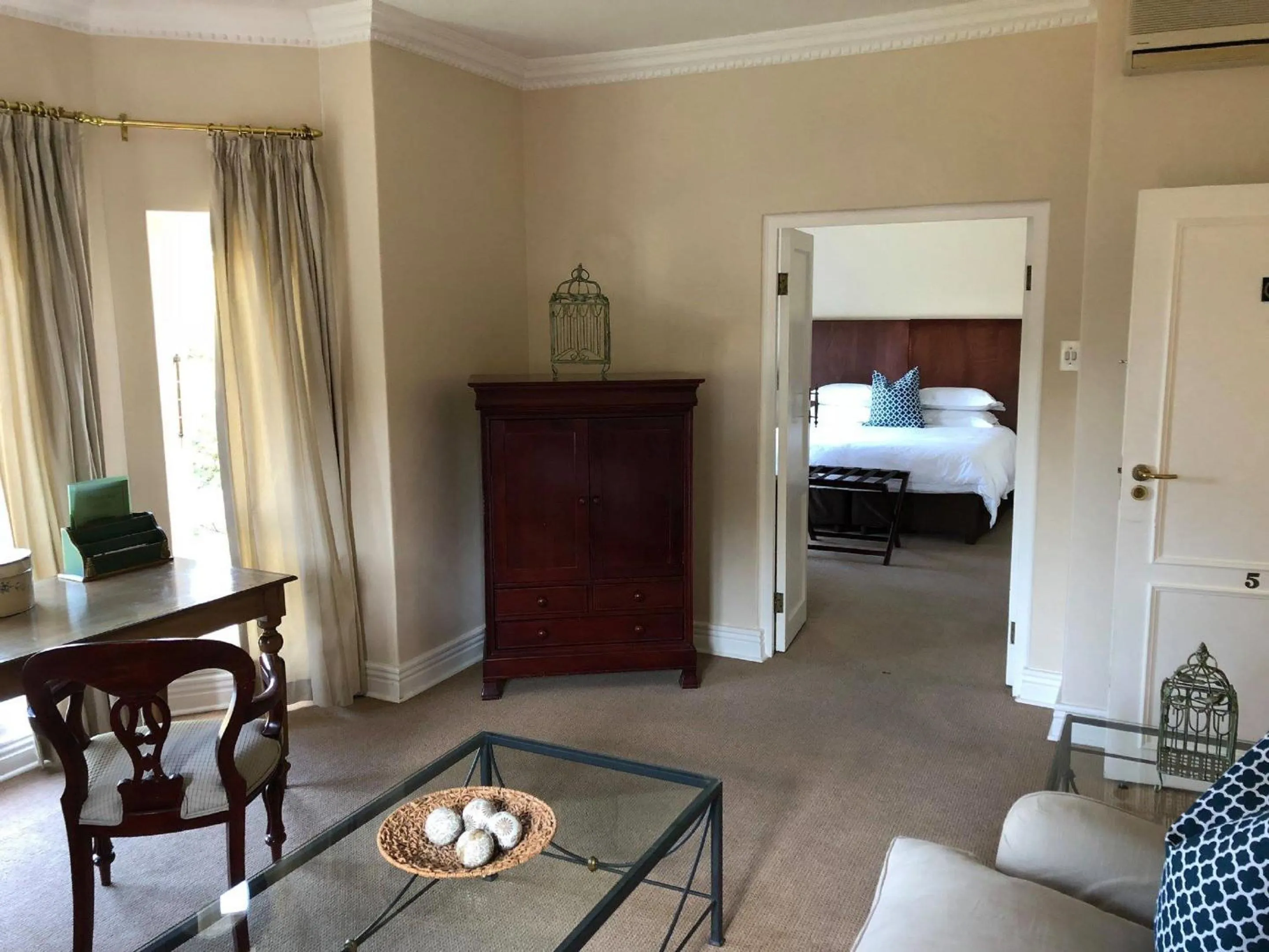 Living room, Bed in Redlands Hotel