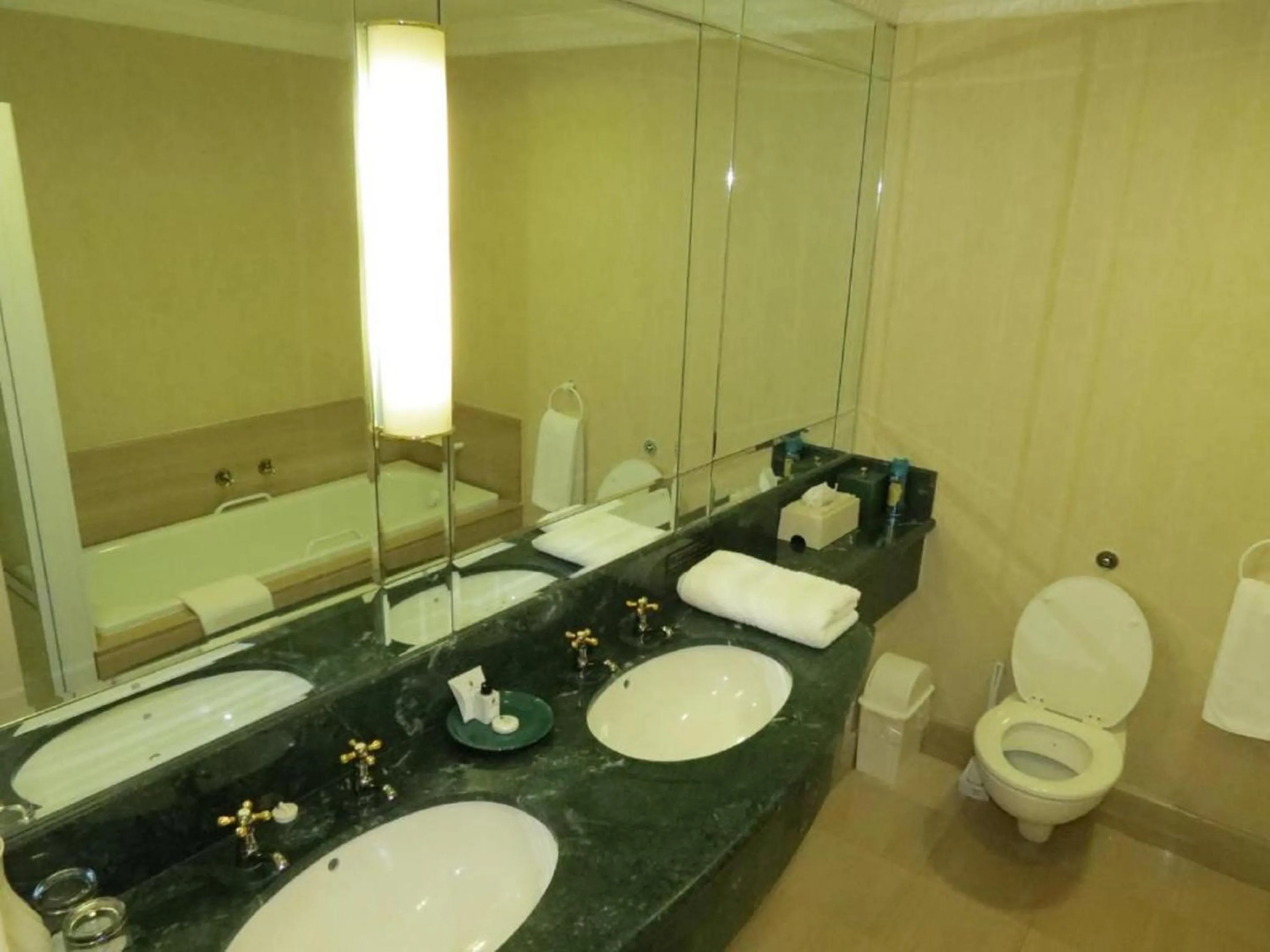 Bathroom in Redlands Hotel