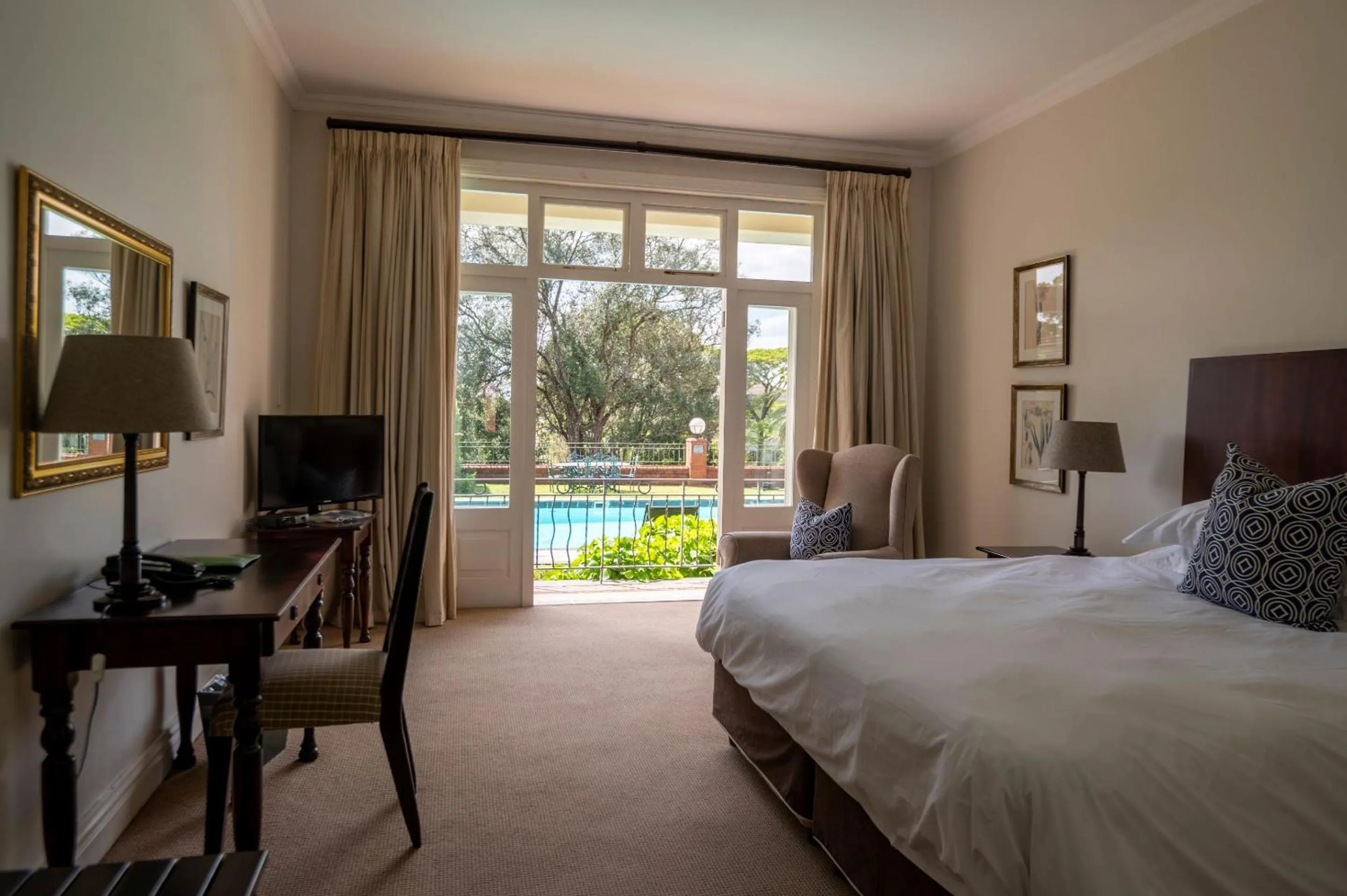 Bed in Redlands Hotel