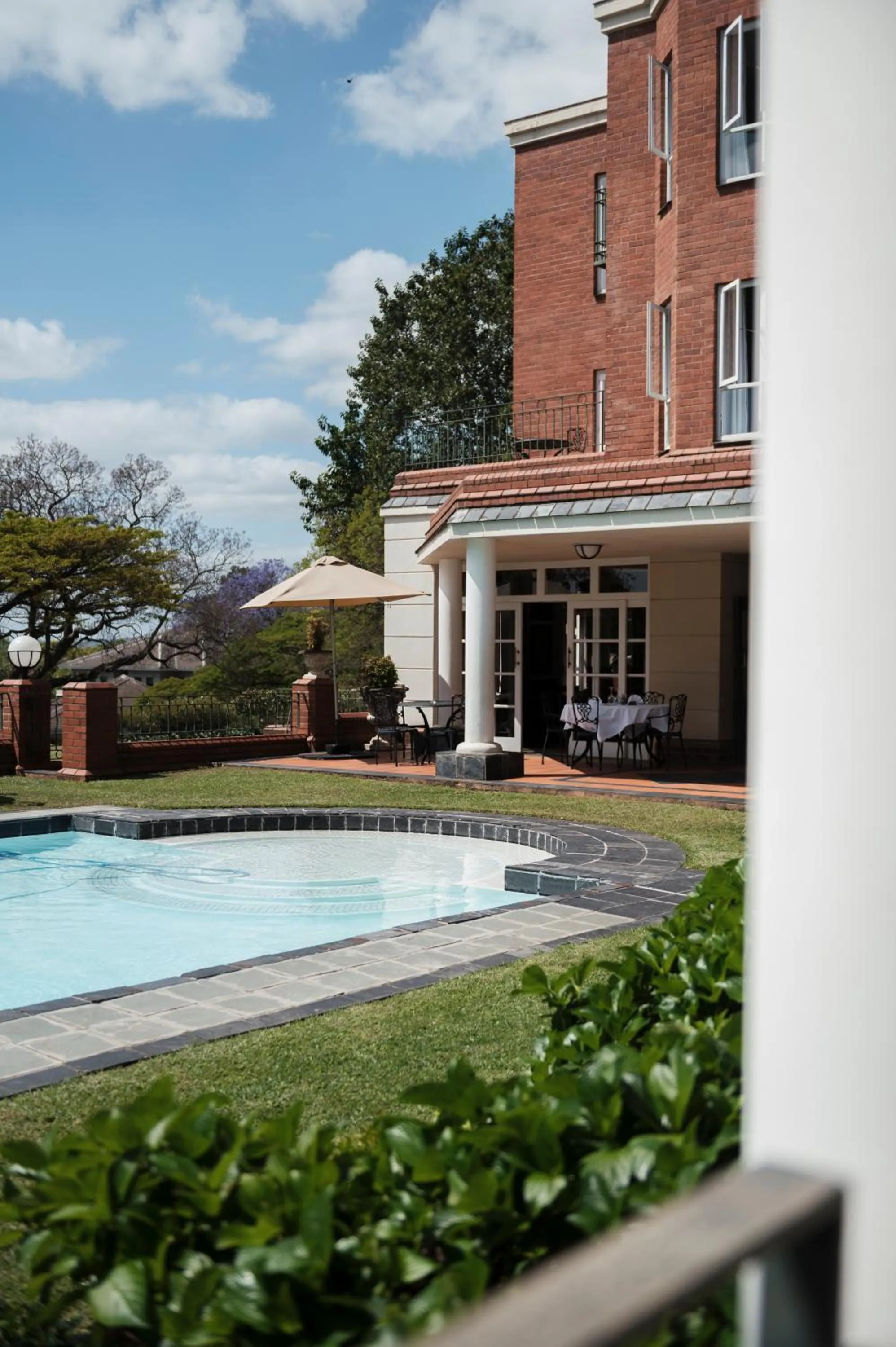 Swimming pool in Redlands Hotel