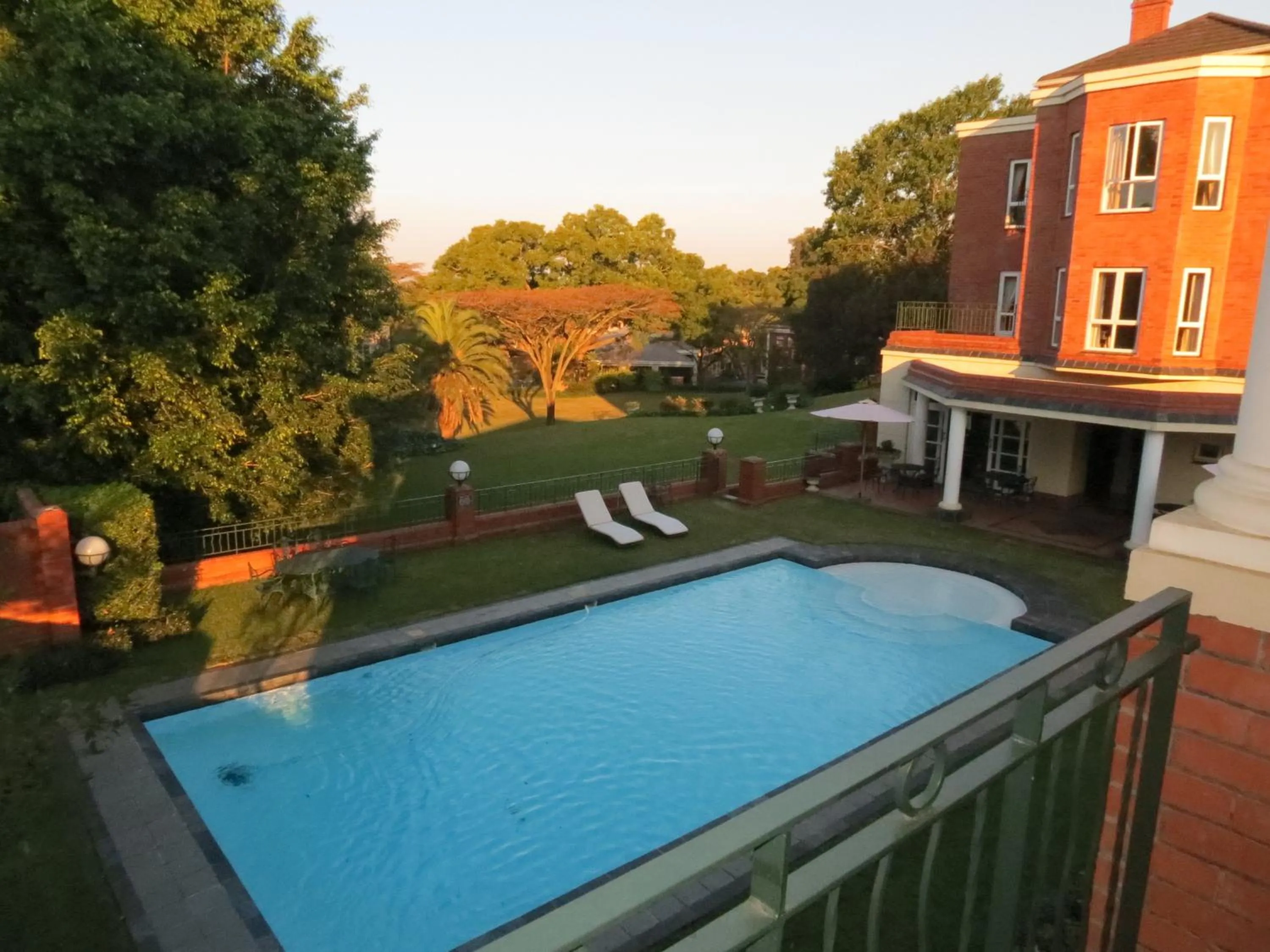 Swimming pool in Redlands Hotel