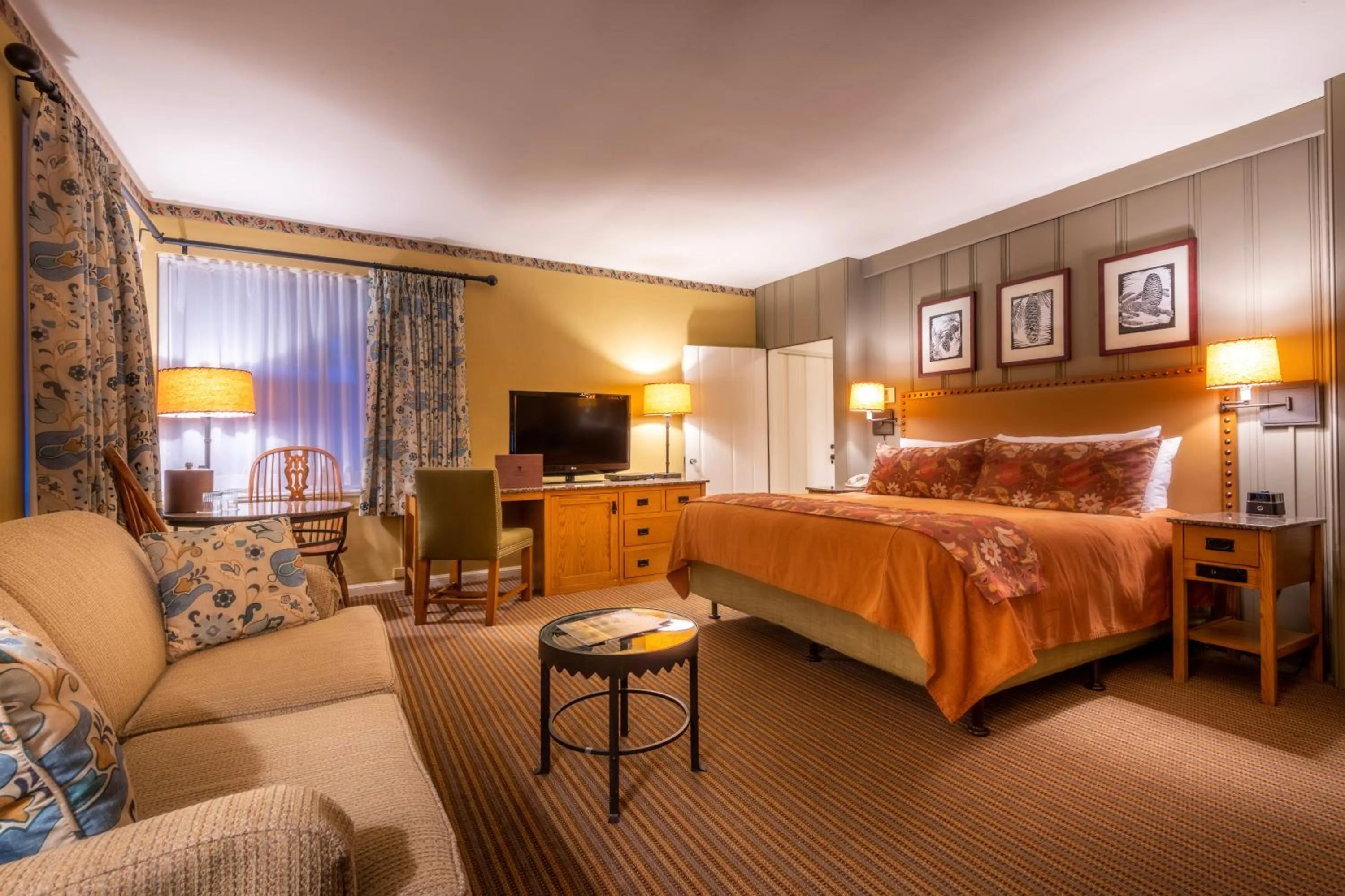 Photo of the whole room, Bed in The Ahwahnee