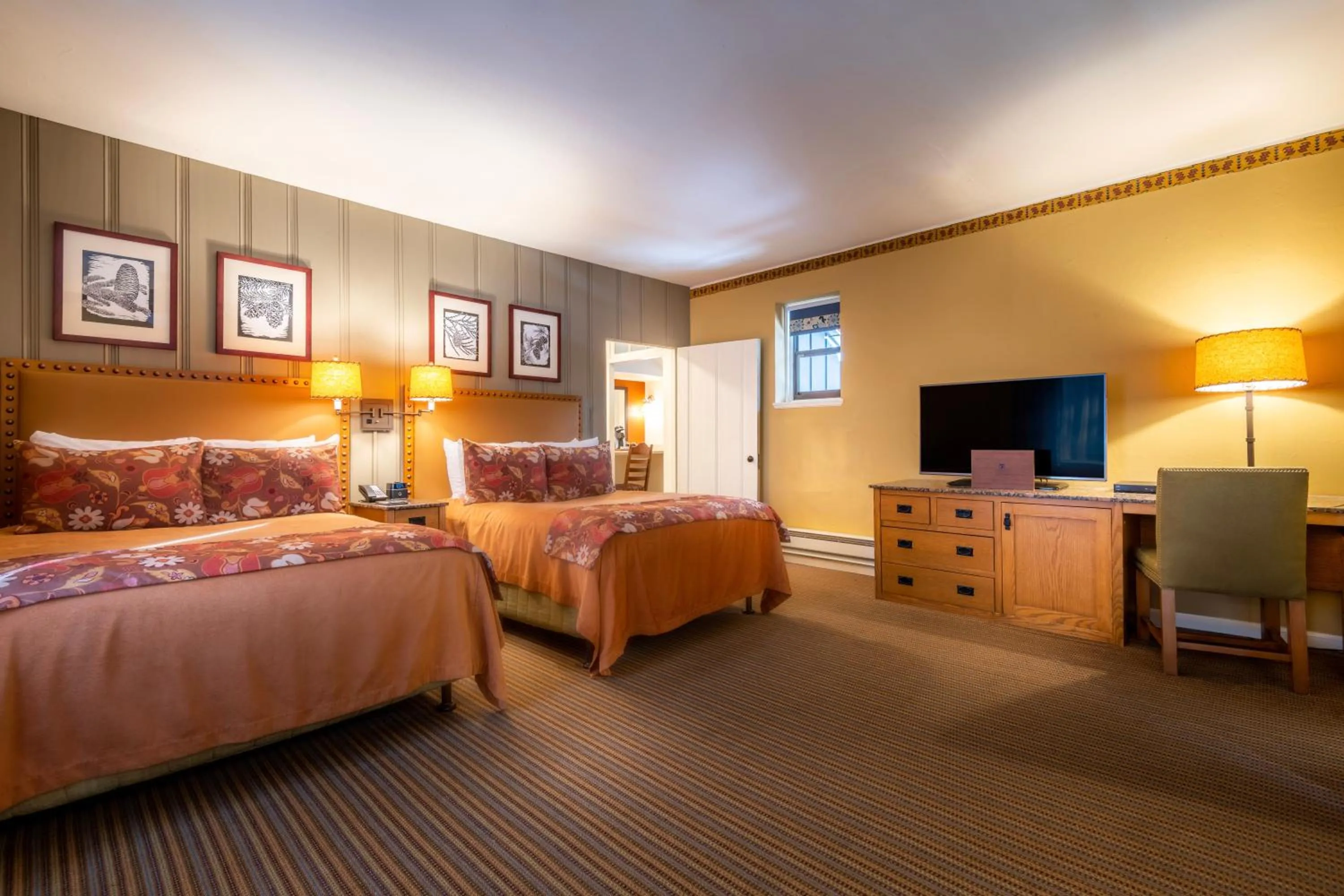 Photo of the whole room, Bed in The Ahwahnee