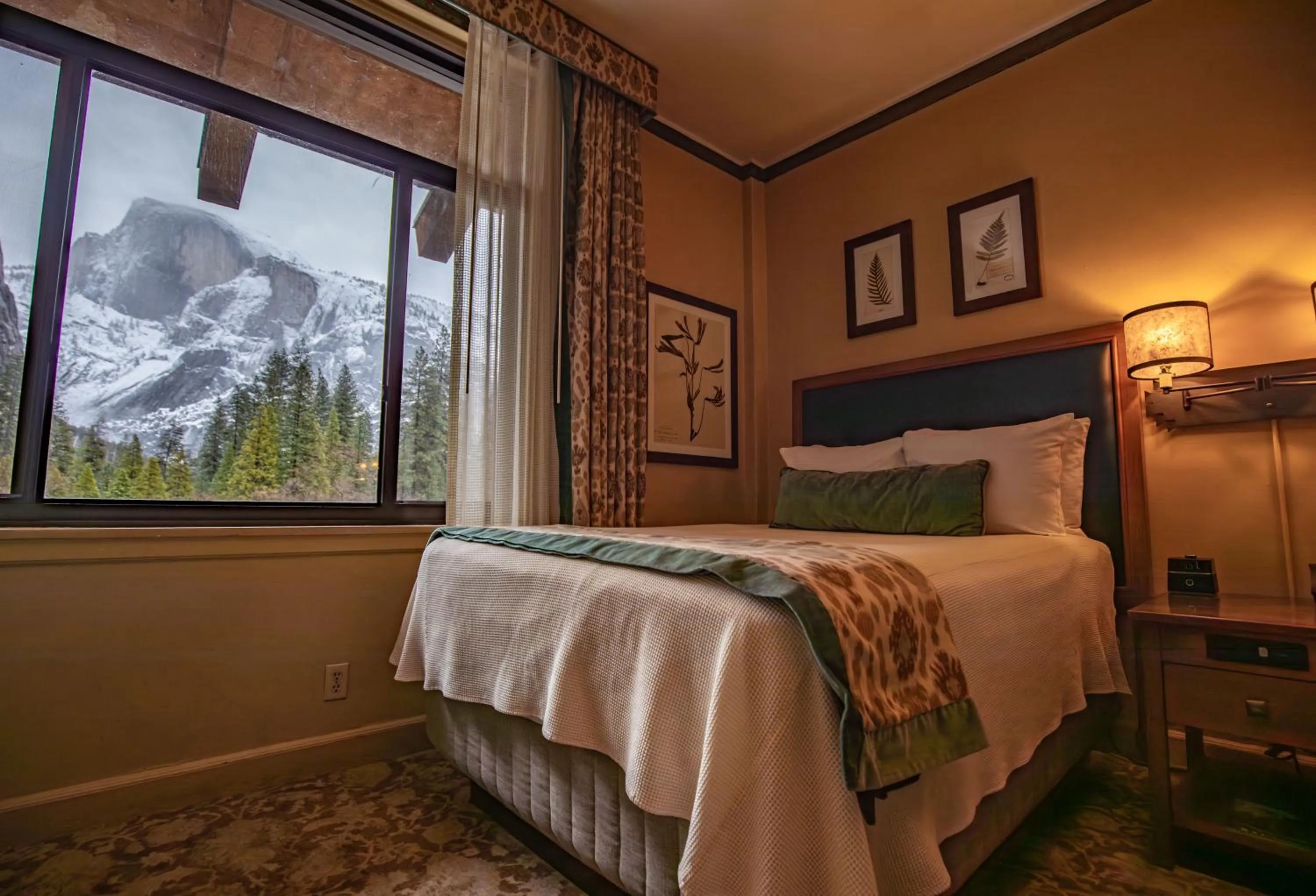 Mountain view, Bed in The Ahwahnee