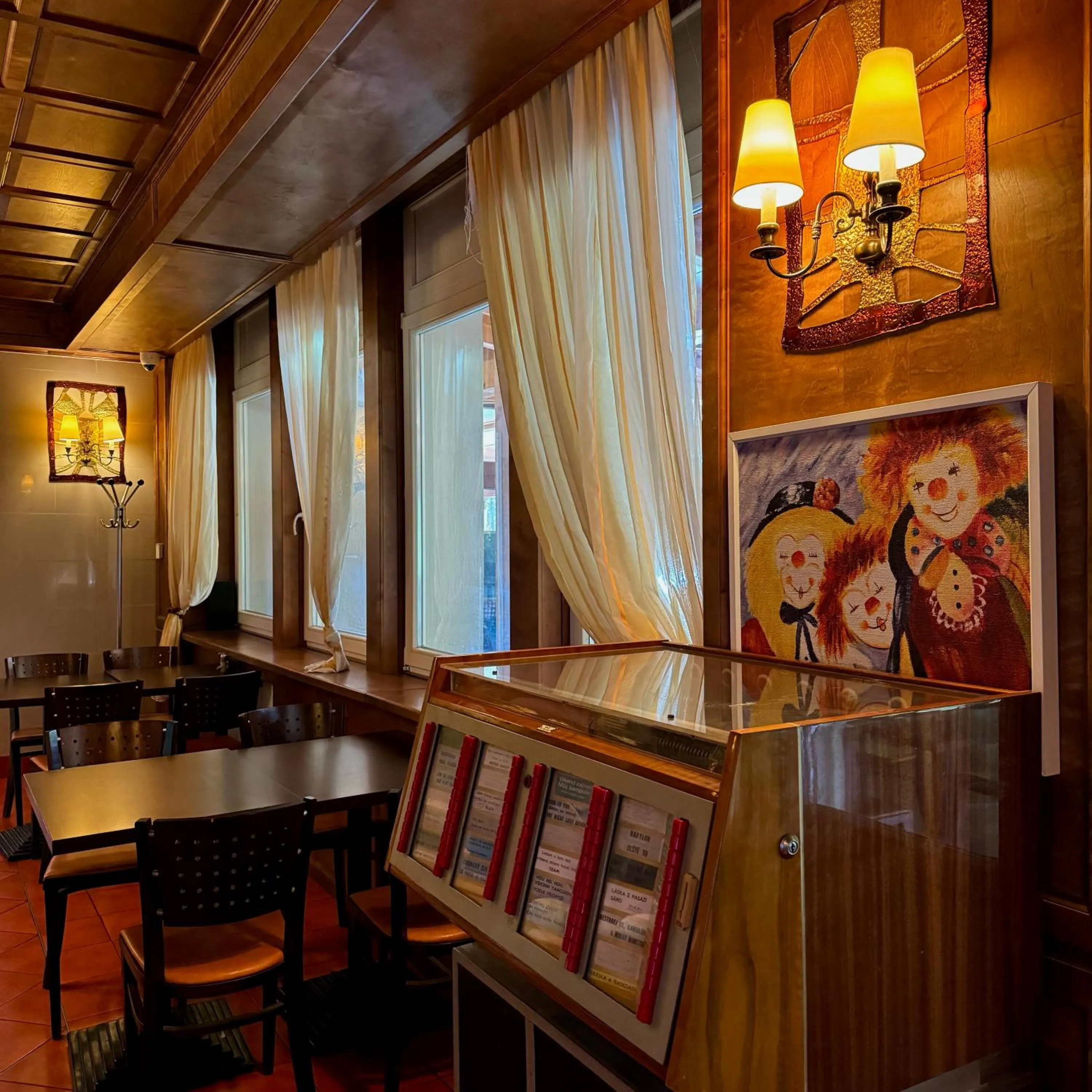 Restaurant/places to eat in Hotel Avion