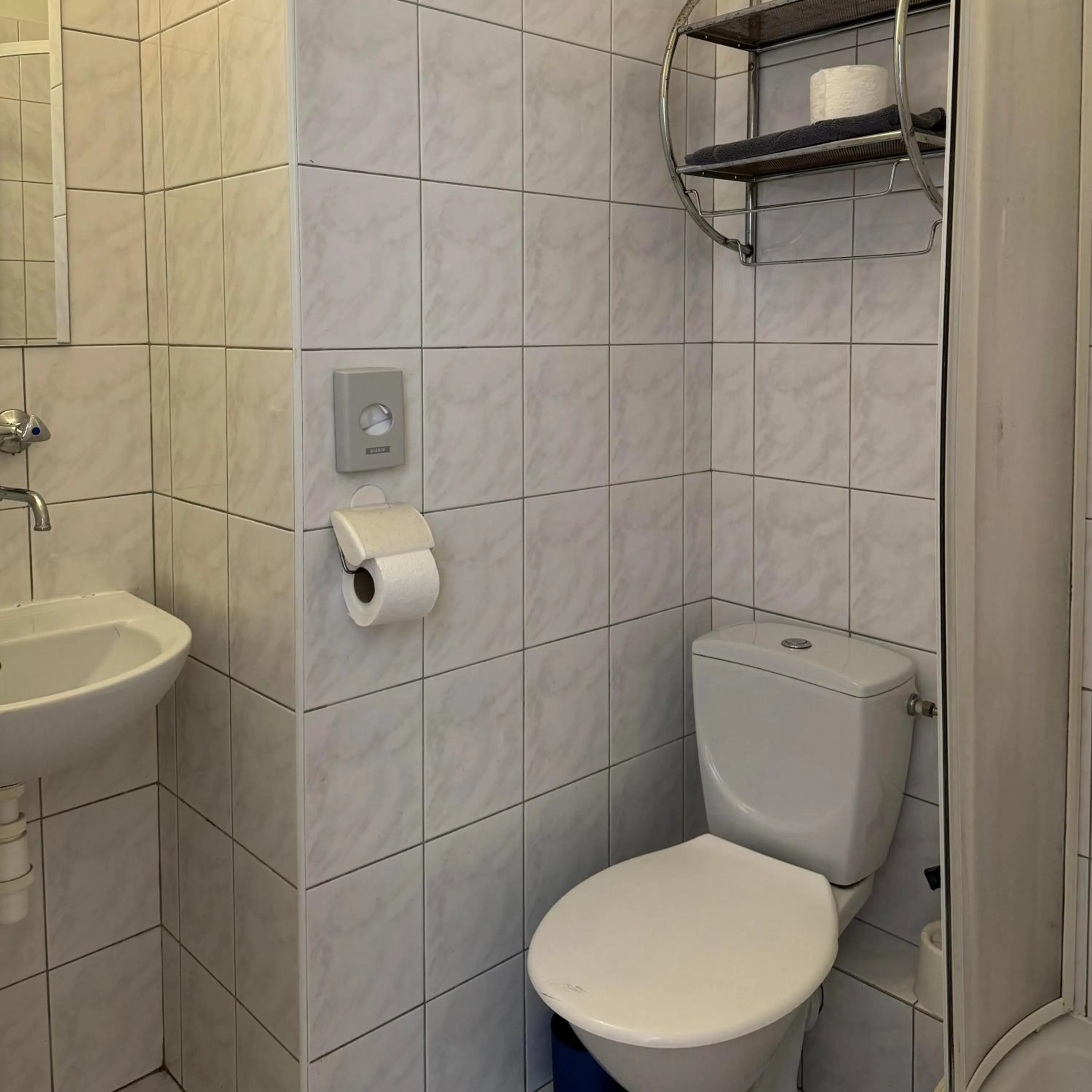 Shower in Hotel Avion