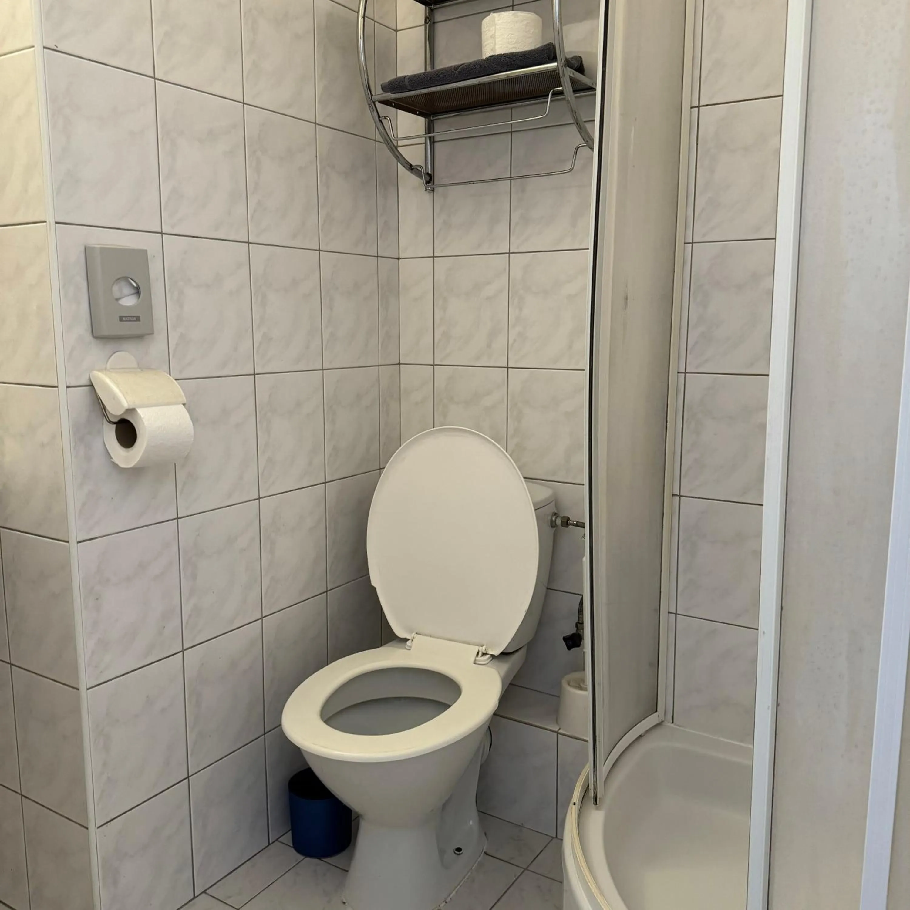 Shower in Hotel Avion