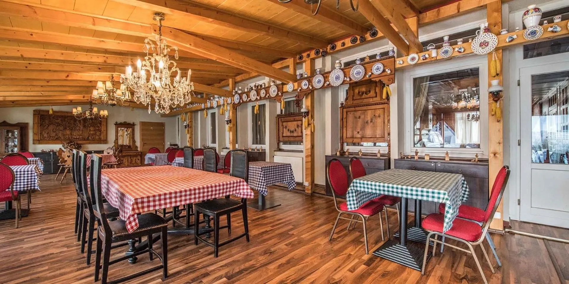 Restaurant/places to eat in Hotel Avion