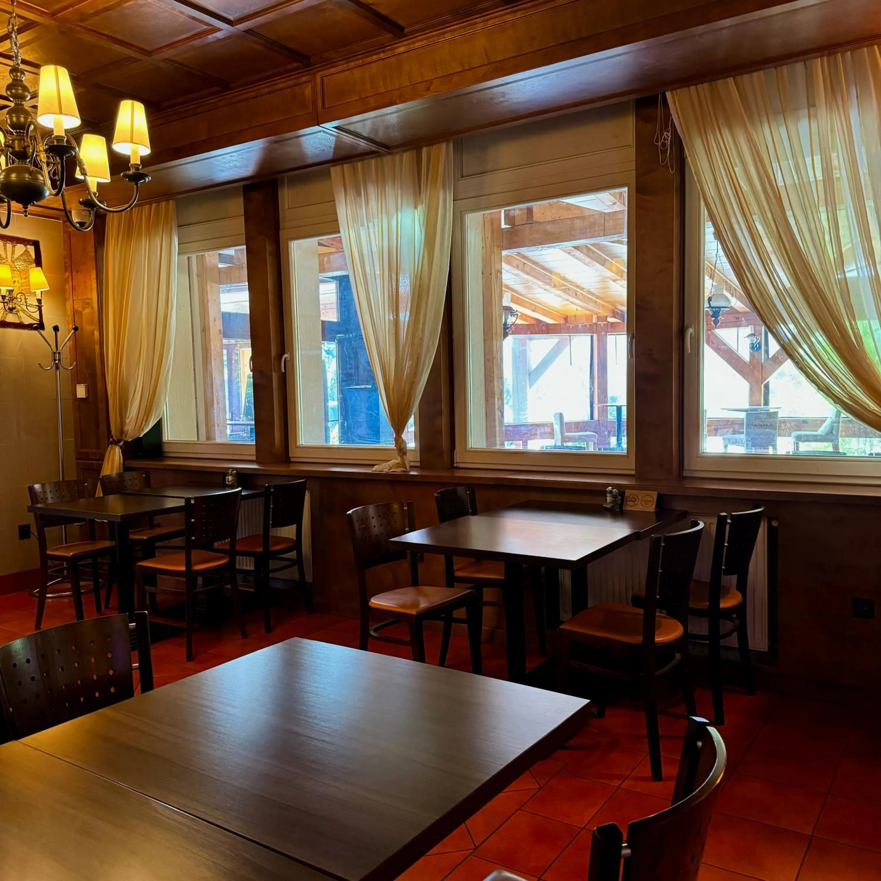 Restaurant/places to eat in Hotel Avion