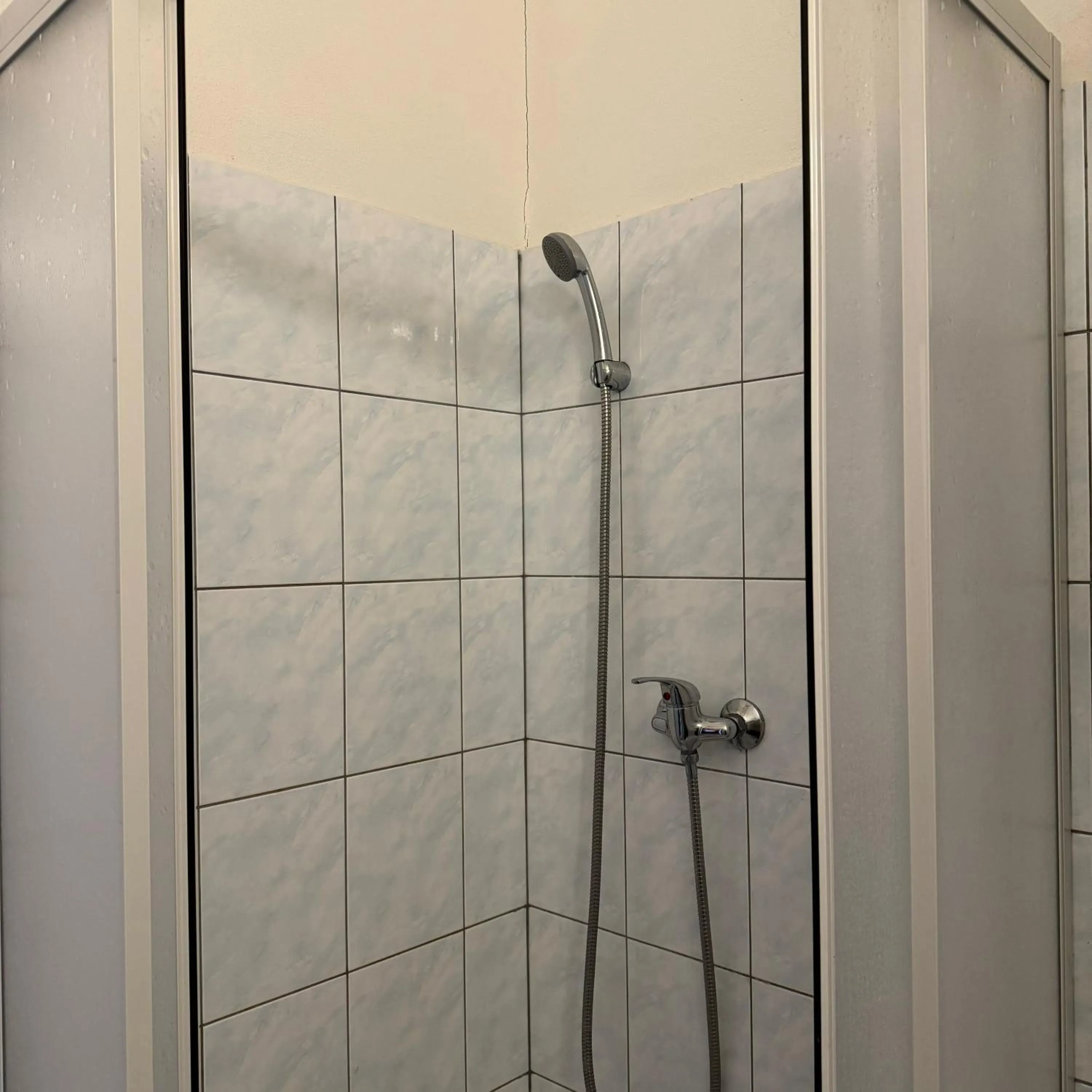 Shower in Hotel Avion