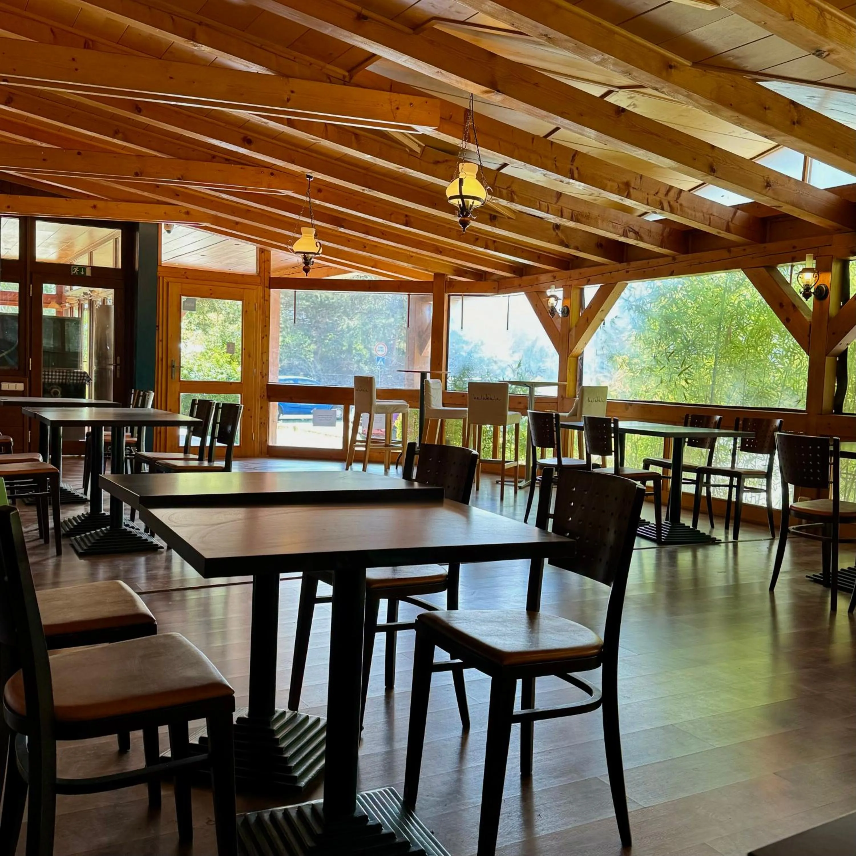 Restaurant/places to eat in Hotel Avion