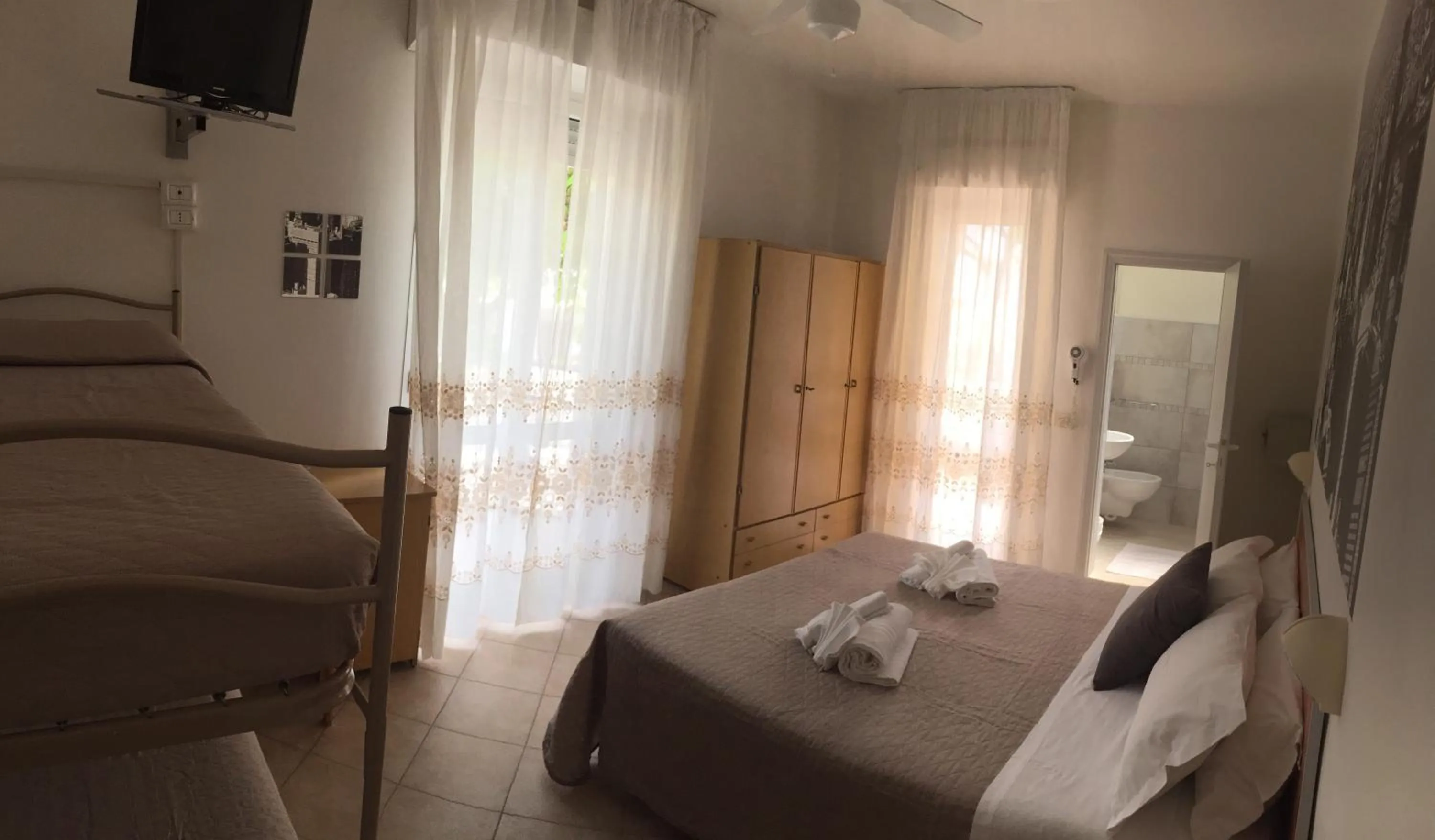 Shower, Bed in Hotel Monti