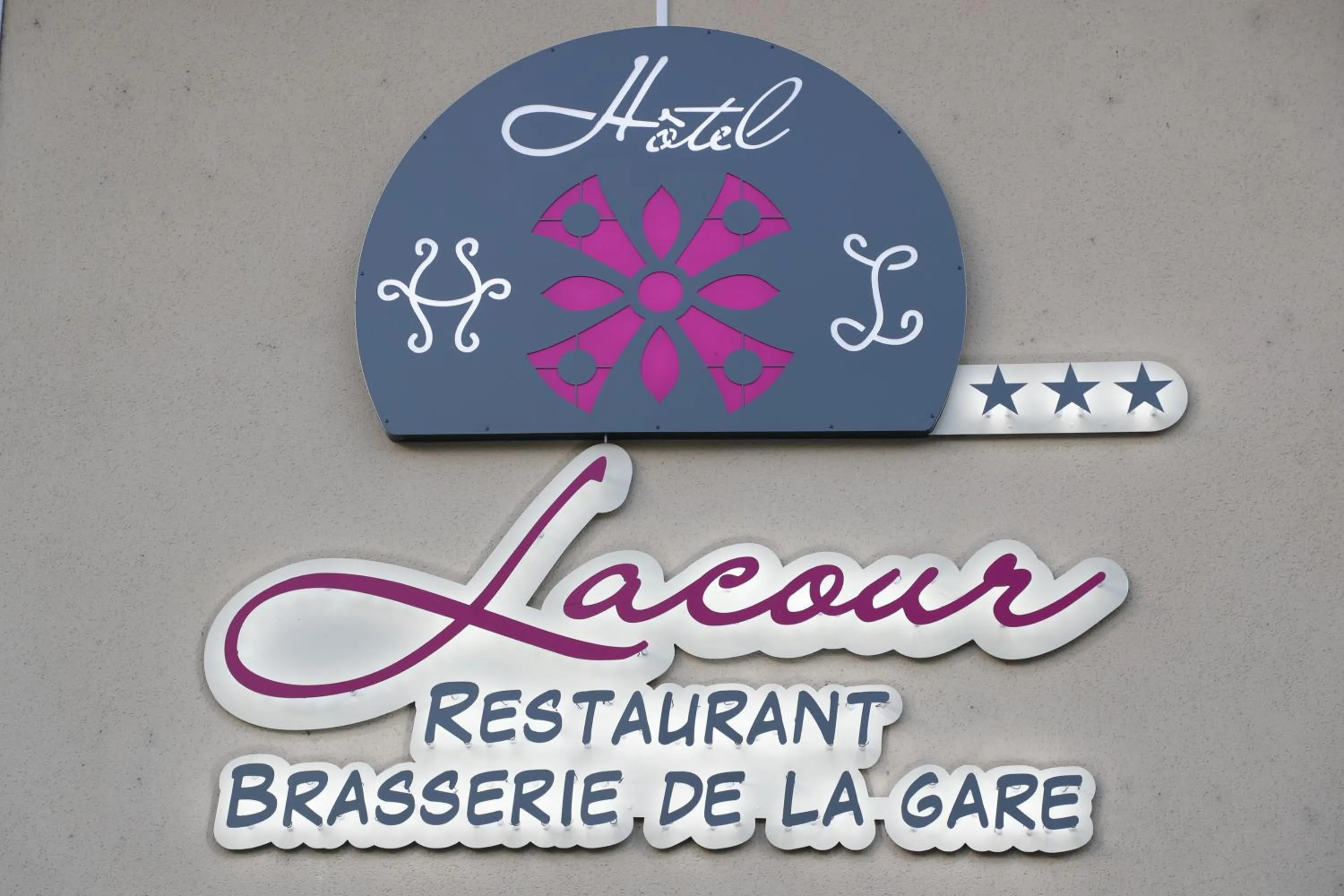 Property logo or sign in Hôtel Lacour