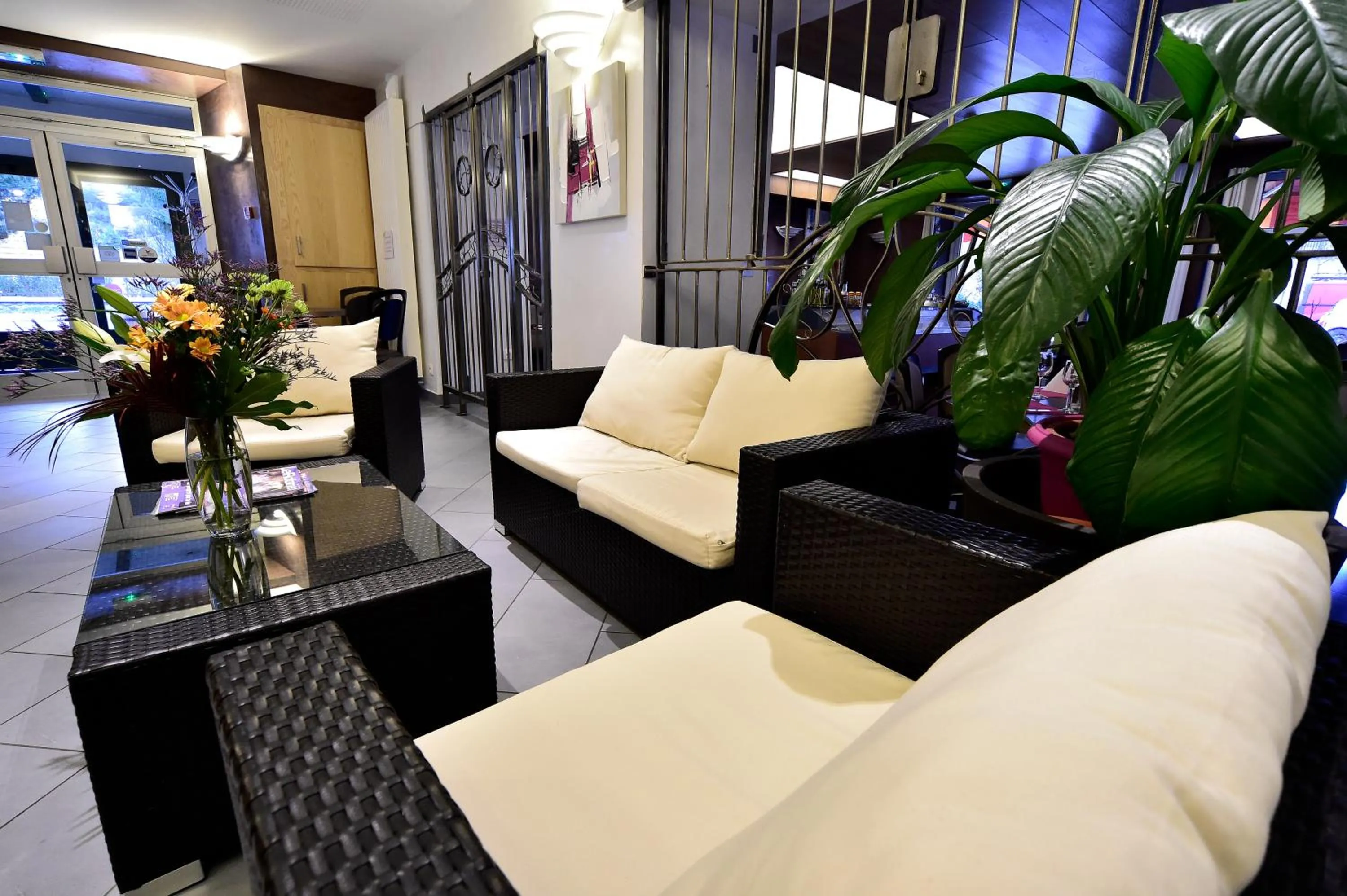 Communal lounge/ TV room in Hôtel Lacour