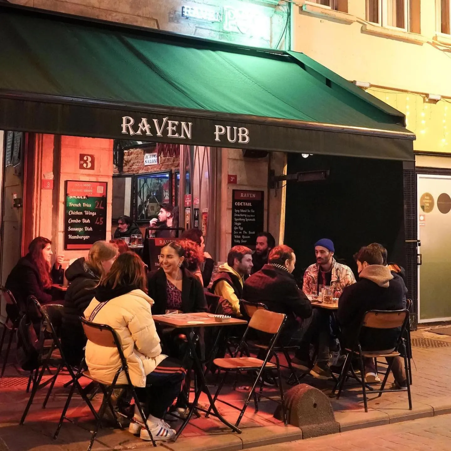 Restaurant/Places to Eat in Raven Suites Taksim