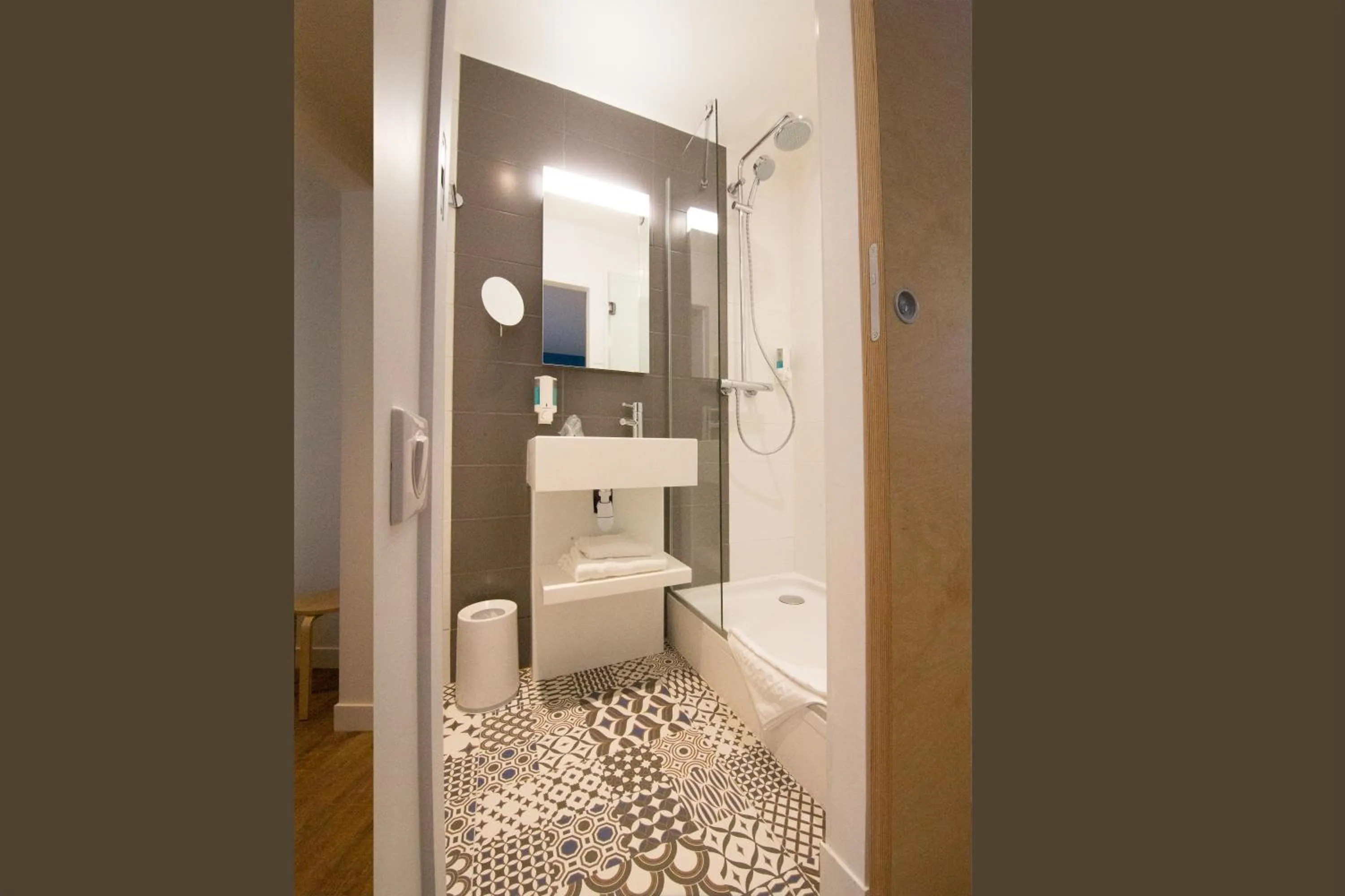 Shower in La Regence