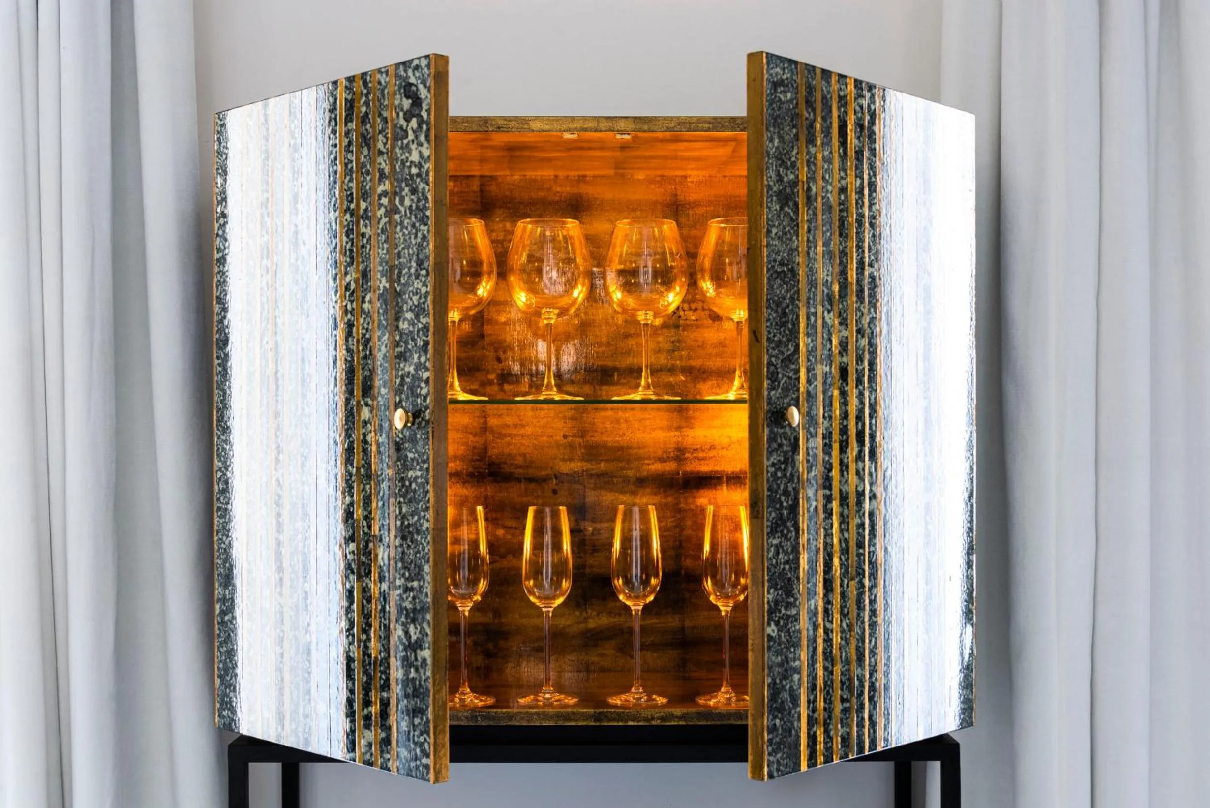 Communal lounge/ TV room in Casa de Triana Luxury Suites by Casa del Poeta