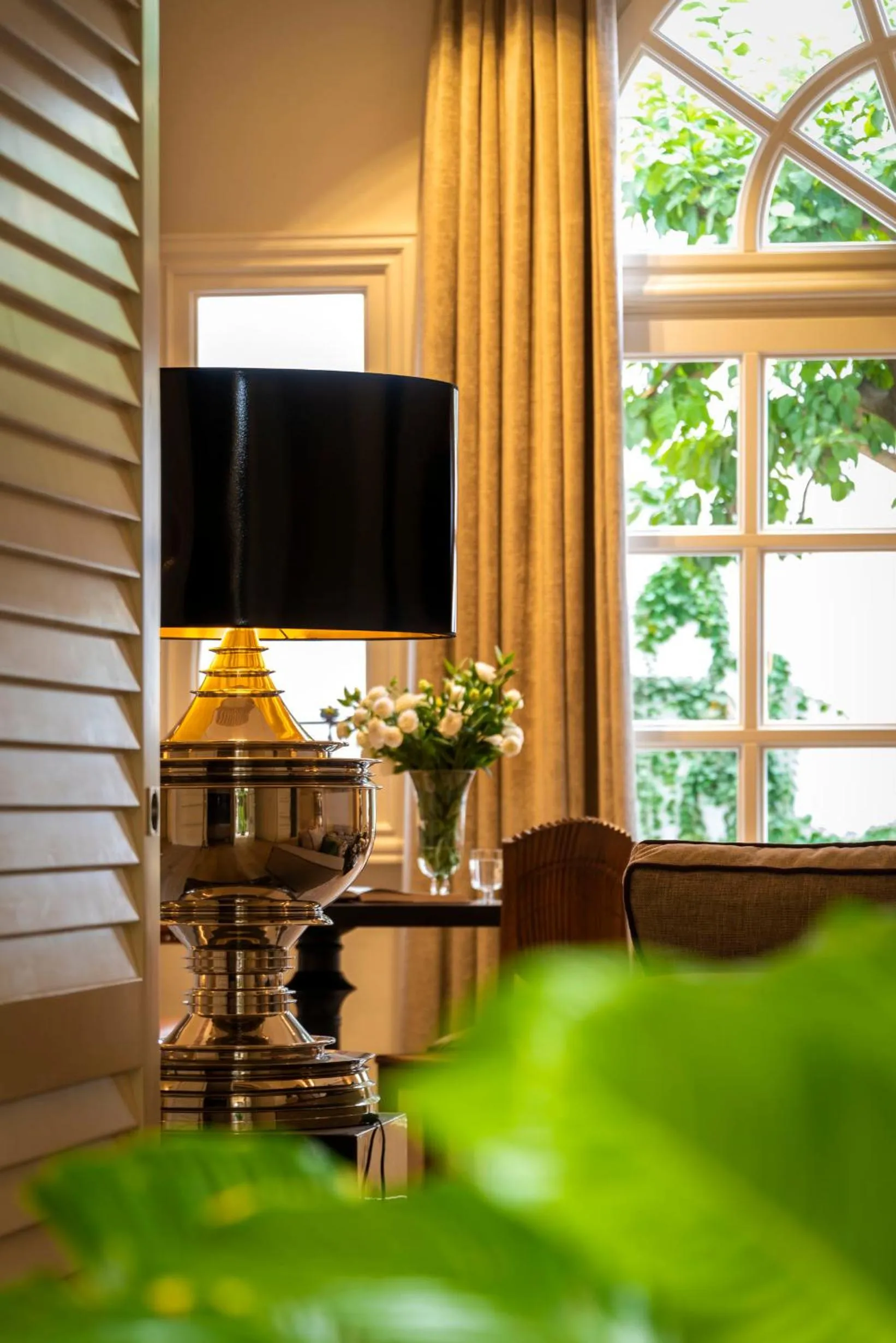 Communal lounge/ TV room in Casa de Triana Luxury Suites by Casa del Poeta