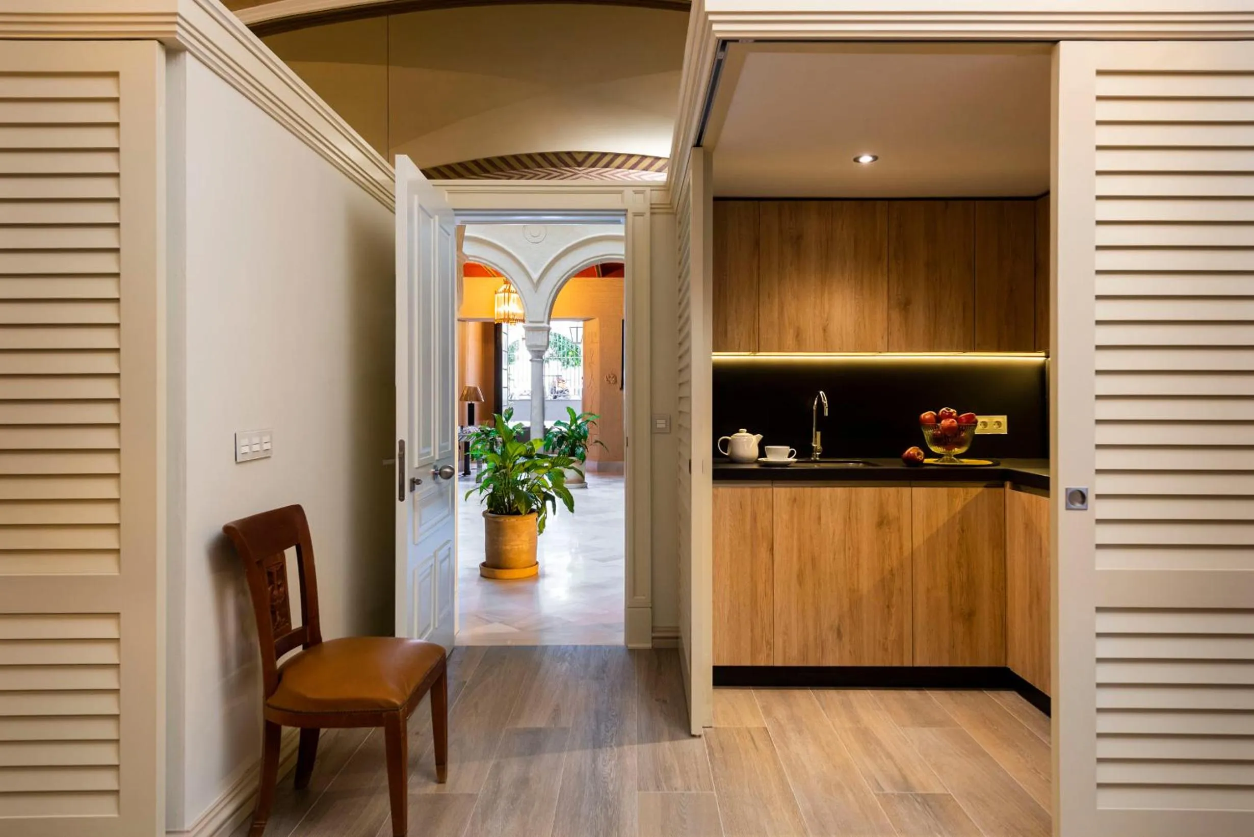 Kitchen or kitchenette in Casa de Triana Luxury Suites by Casa del Poeta