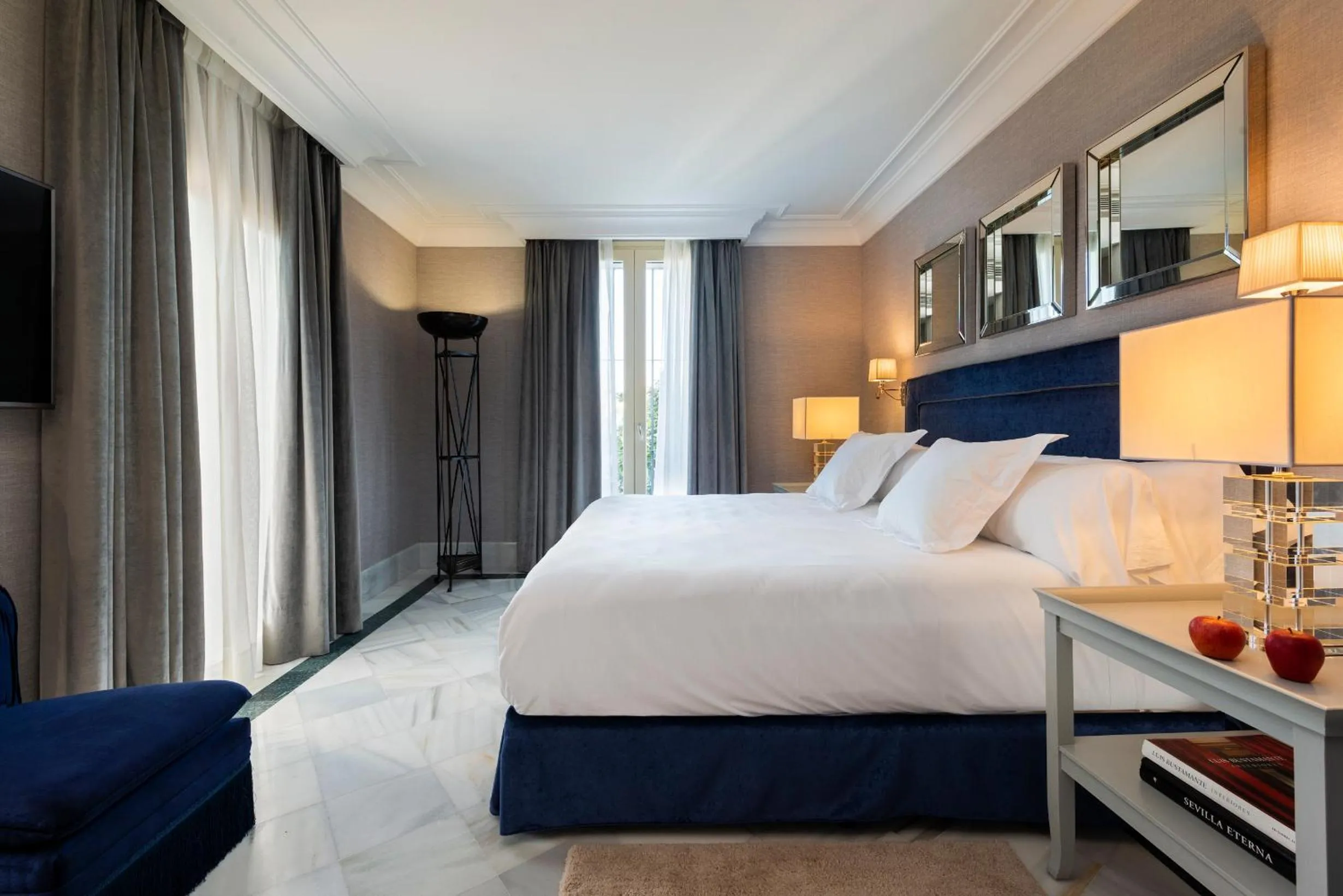 Photo of the whole room, Bed in Casa de Triana Luxury Suites by Casa del Poeta