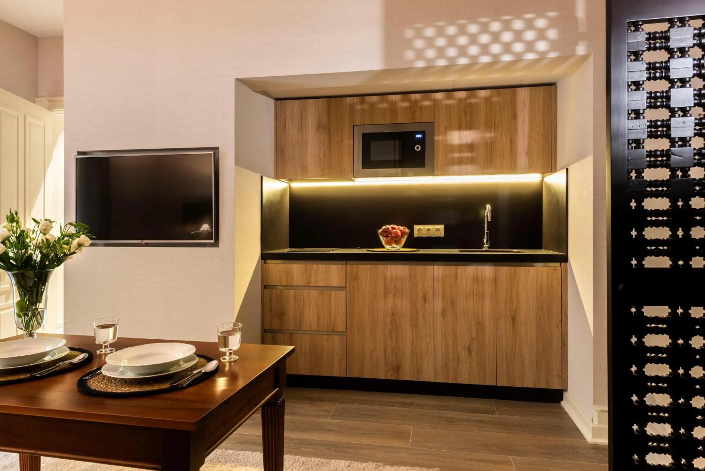 Kitchen or kitchenette in Casa de Triana Luxury Suites by Casa del Poeta