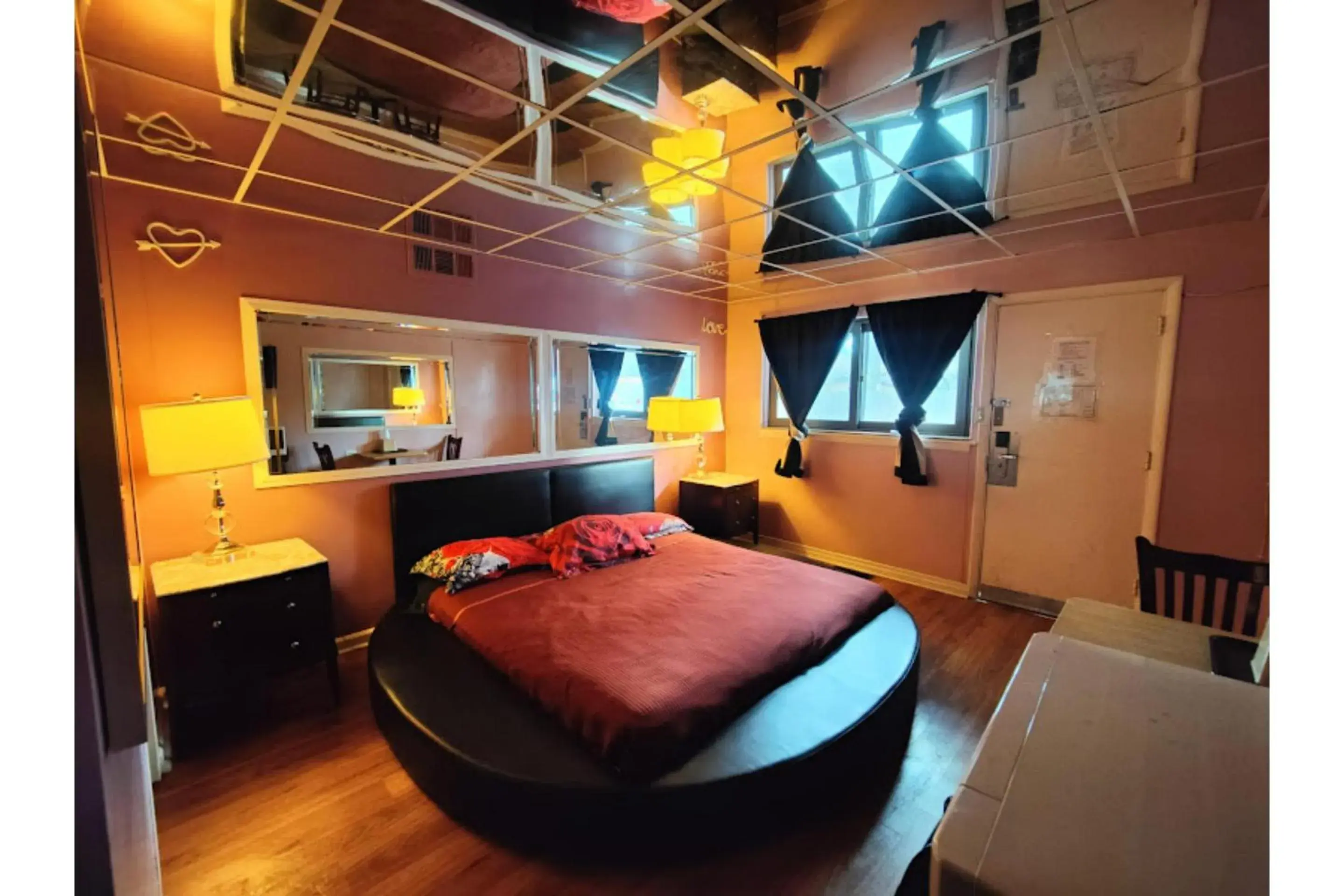 Deluxe King Bed Smoking in Motel Edgebrook Chicago North Shore By Oyo Deluxe King Bed Smoking in Motel Edgebrook Chicago North Shore By Oyo