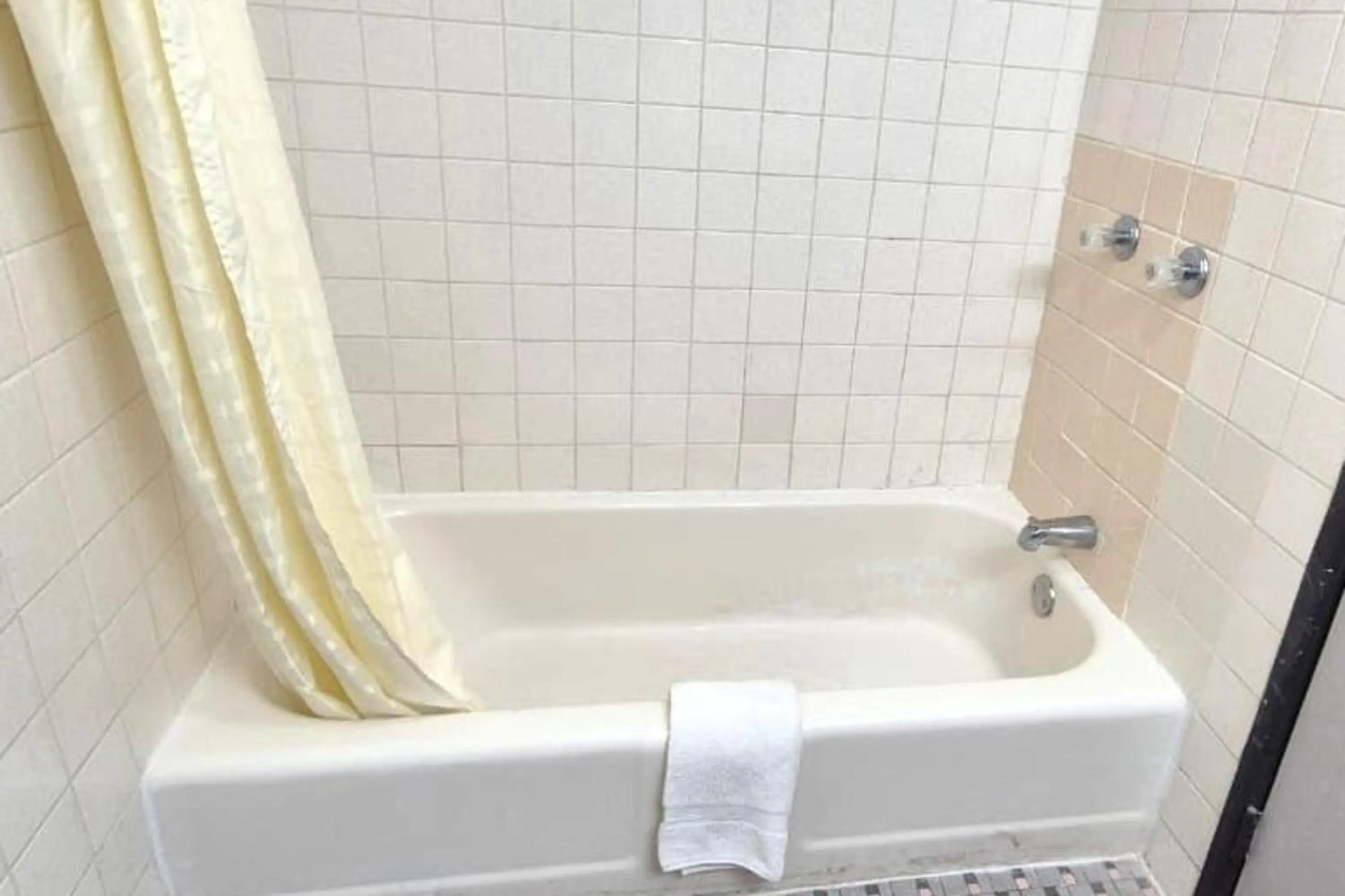 Bath in Motel Edgebrook Chicago North Shore By Oyo