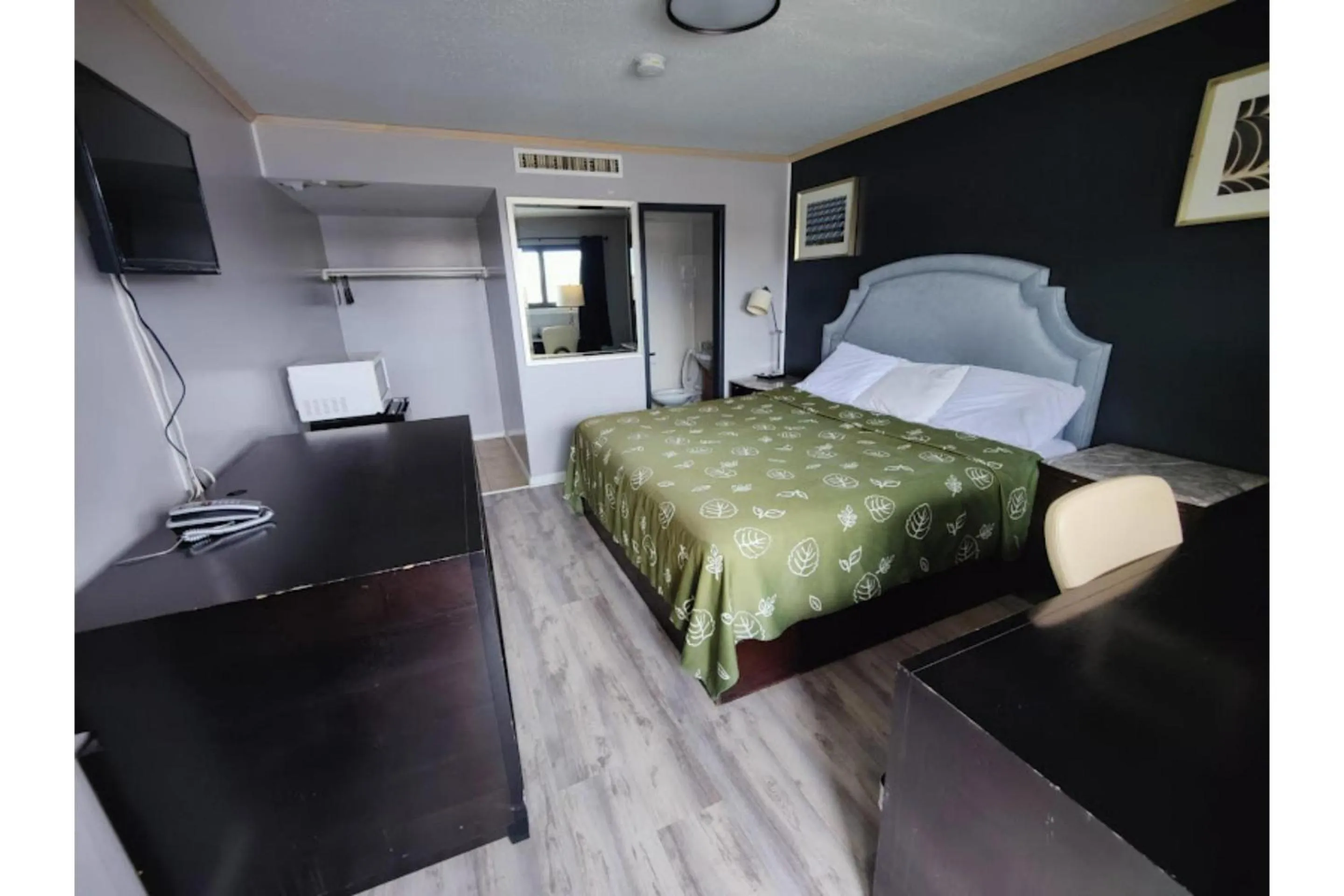 King Bed Accessible Smoking in Motel Edgebrook Chicago North Shore By Oyo