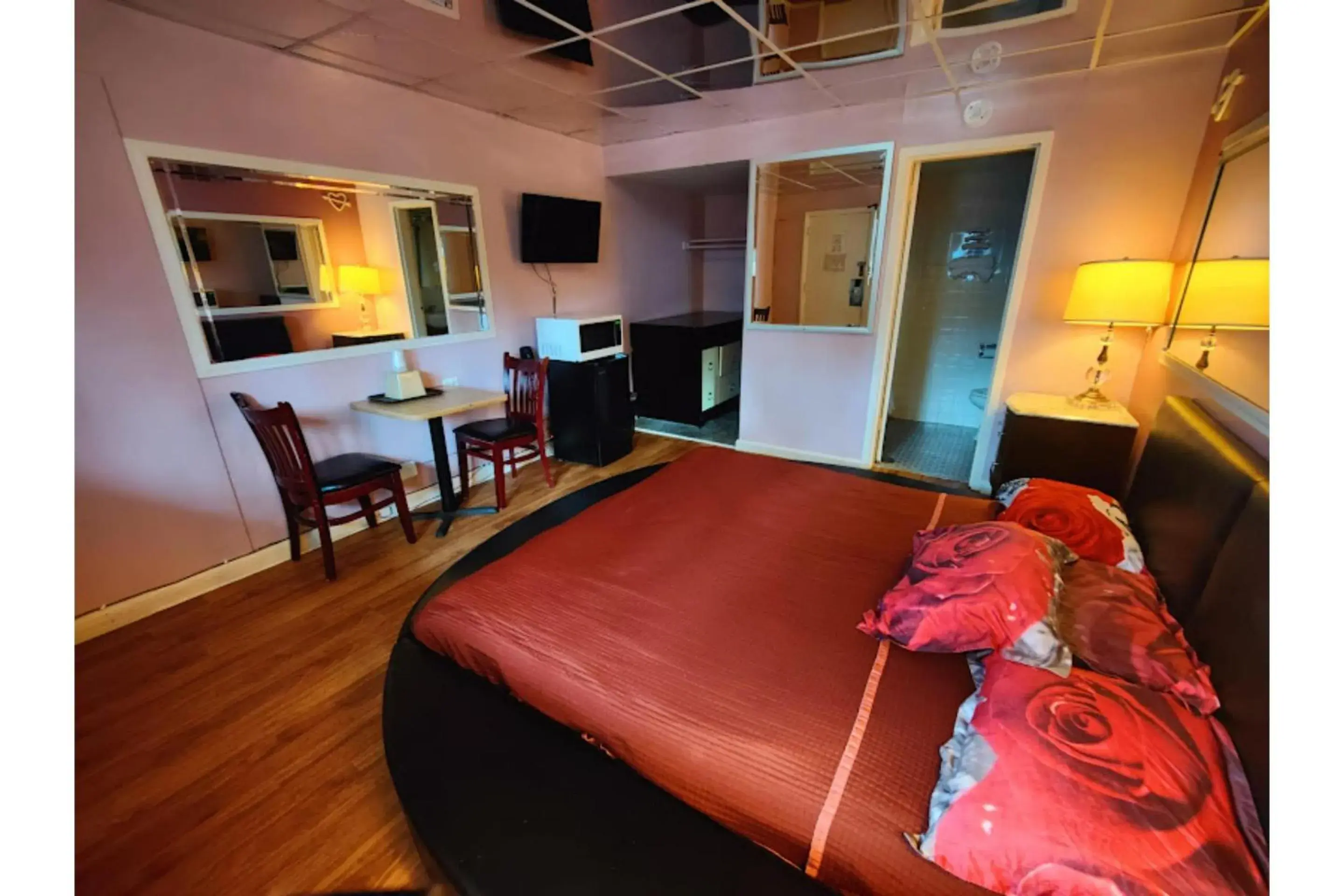 Deluxe King Bed Smoking in Motel Edgebrook Chicago North Shore By Oyo Deluxe King Bed Smoking in Motel Edgebrook Chicago North Shore By Oyo