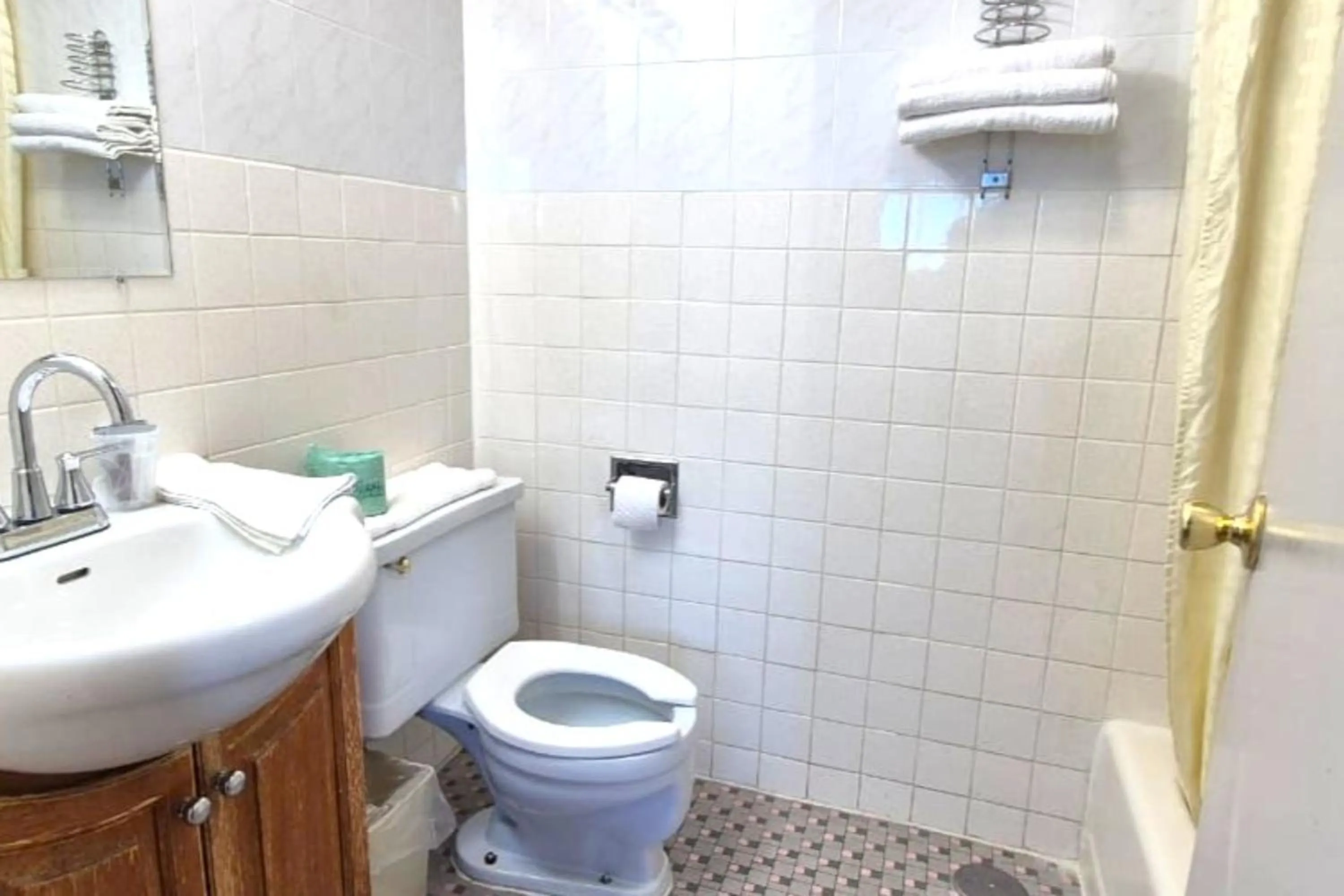 Bathroom in Motel Edgebrook Chicago North Shore By Oyo