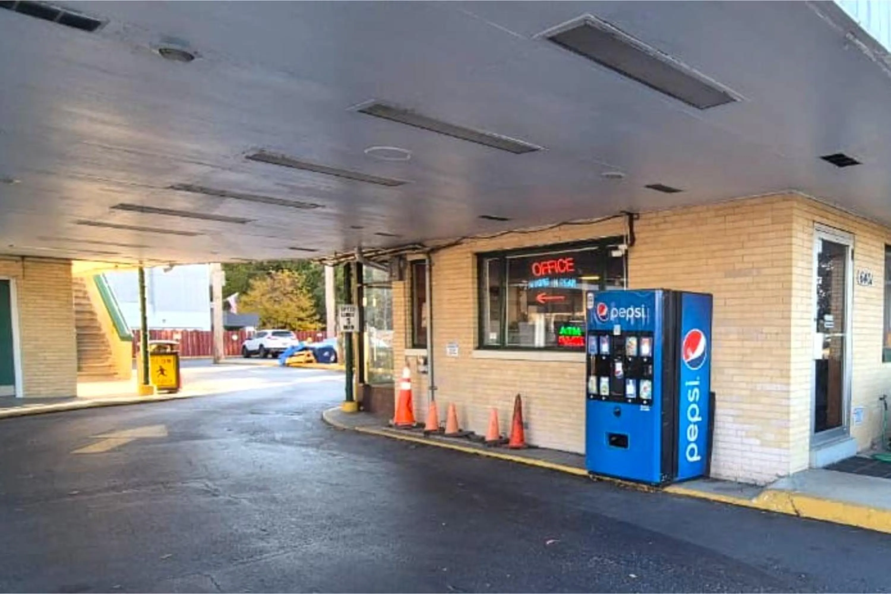 Parking in Motel Edgebrook Chicago North Shore By Oyo