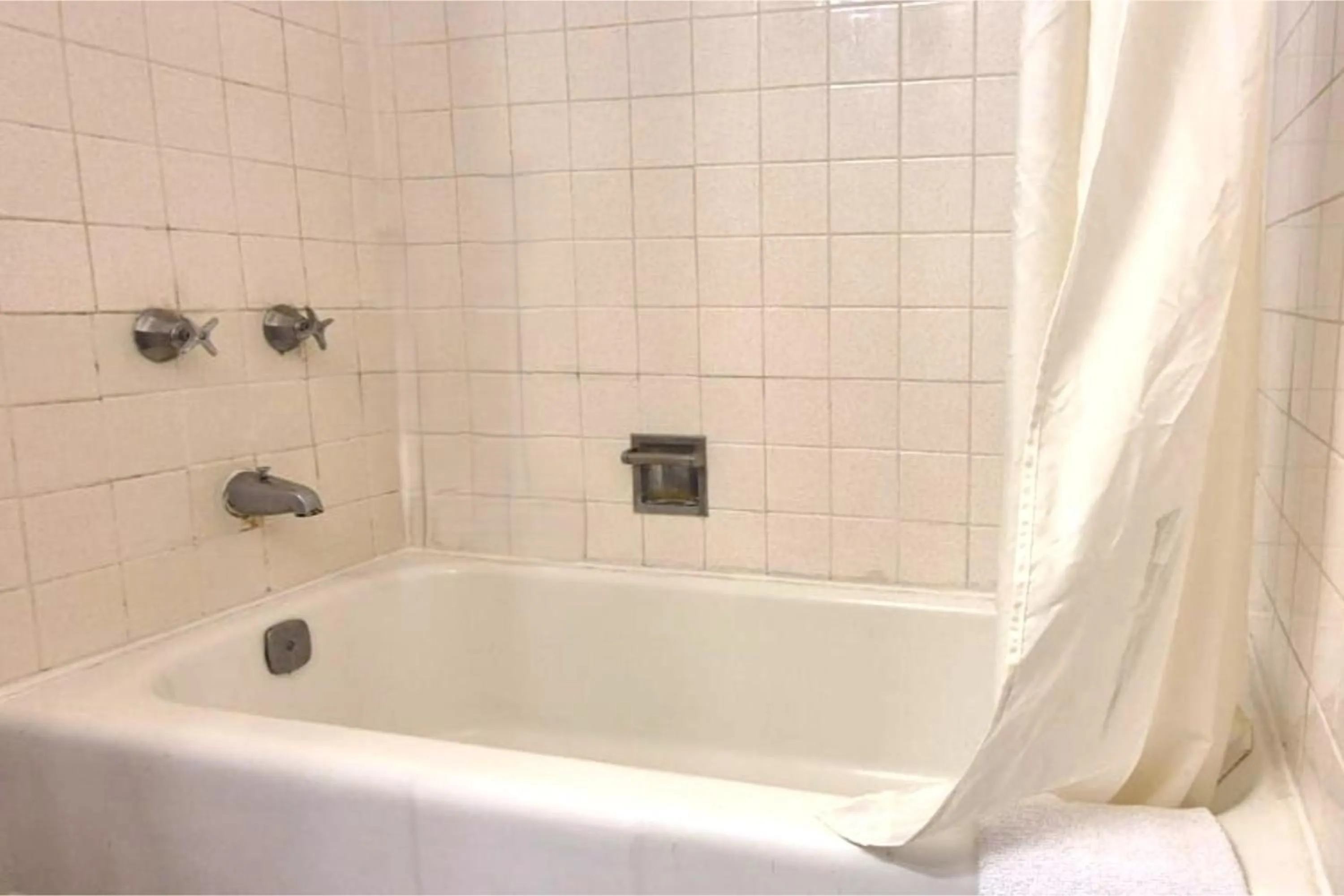 Bath in Motel Edgebrook Chicago North Shore By Oyo