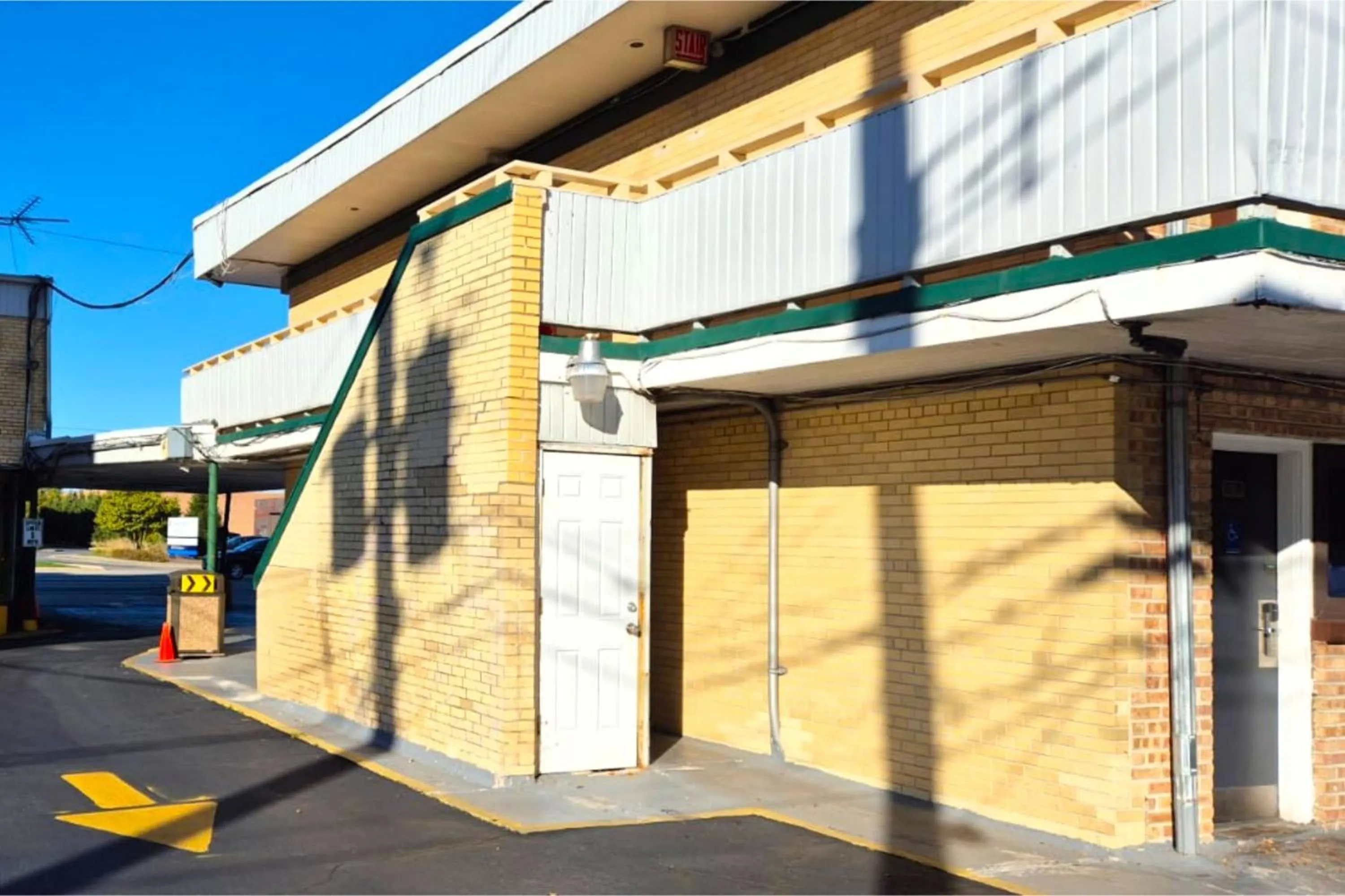 Property building in Motel Edgebrook Chicago North Shore By Oyo