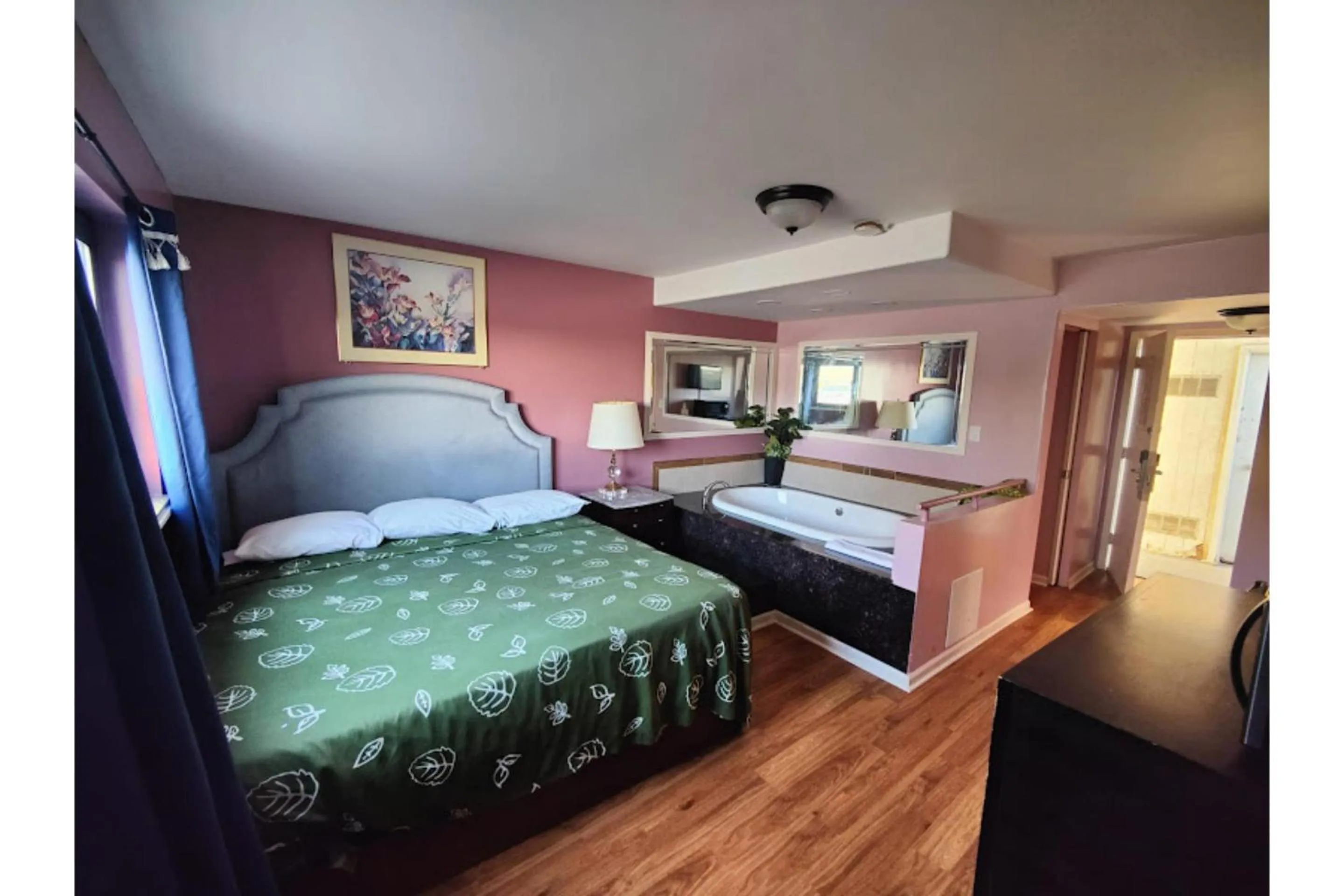 Executive King Bed Non-Smoking with Jetted Tub in Motel Edgebrook Chicago North Shore By Oyo