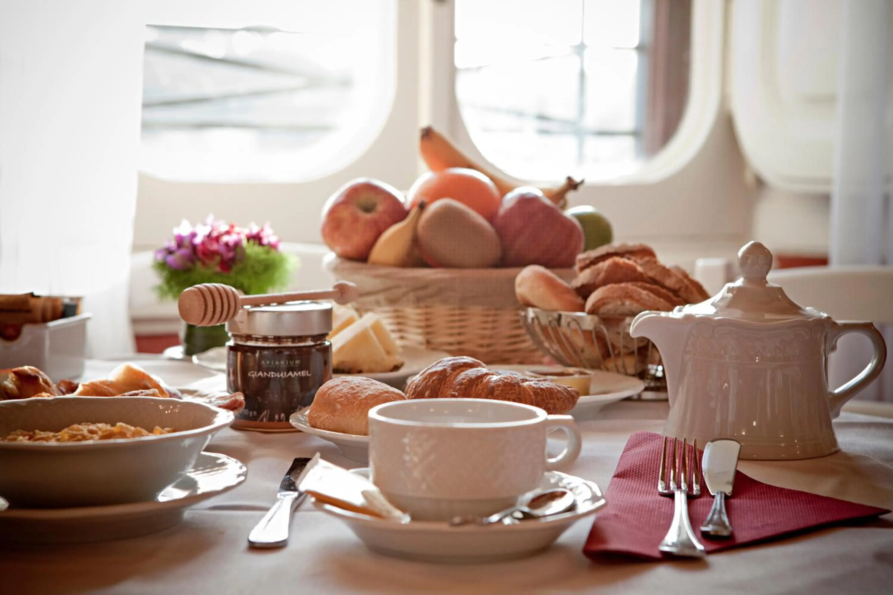 Food and drinks in Navona Queen Rooftop