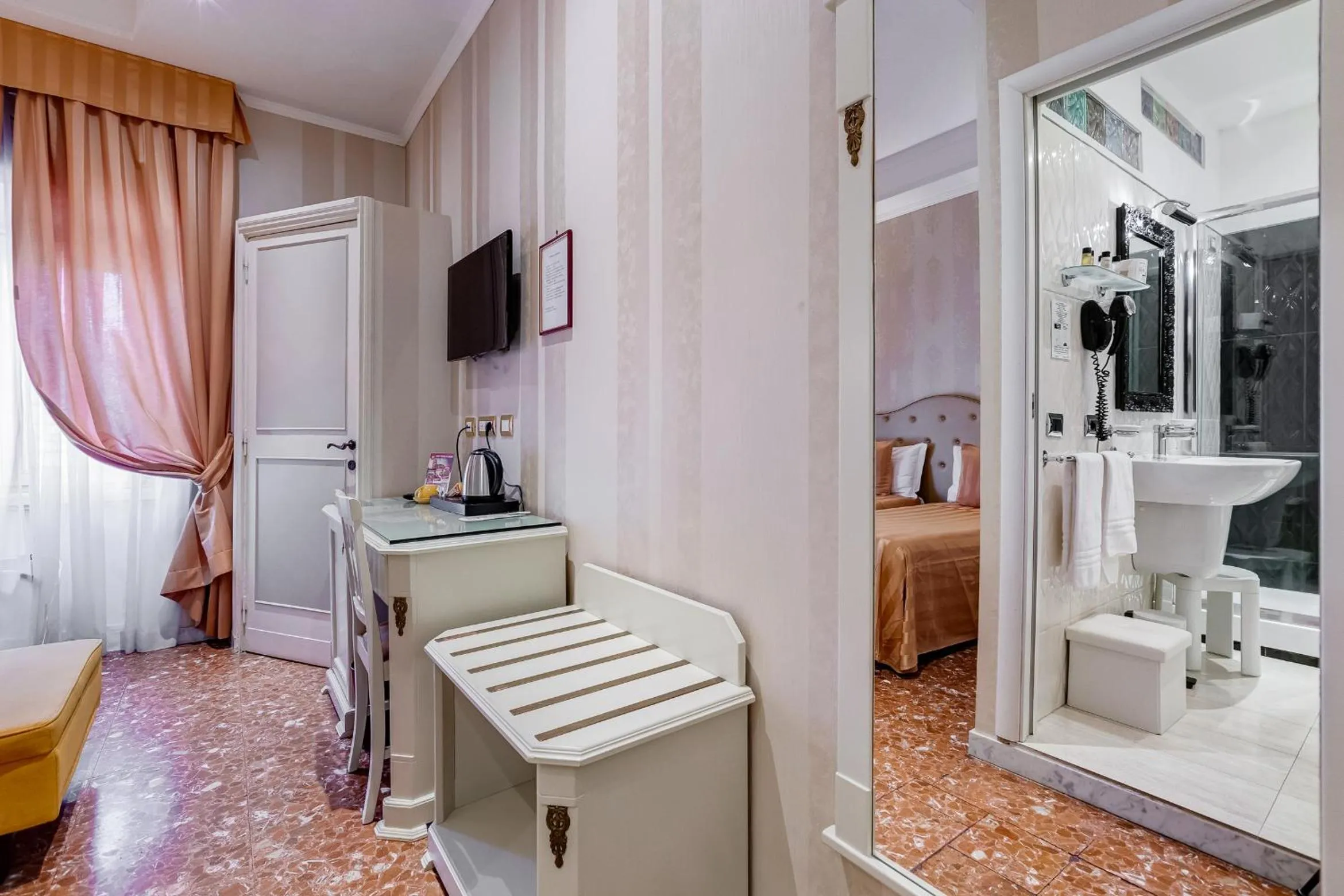 Photo of the whole room, Bed in Navona Queen Rooftop