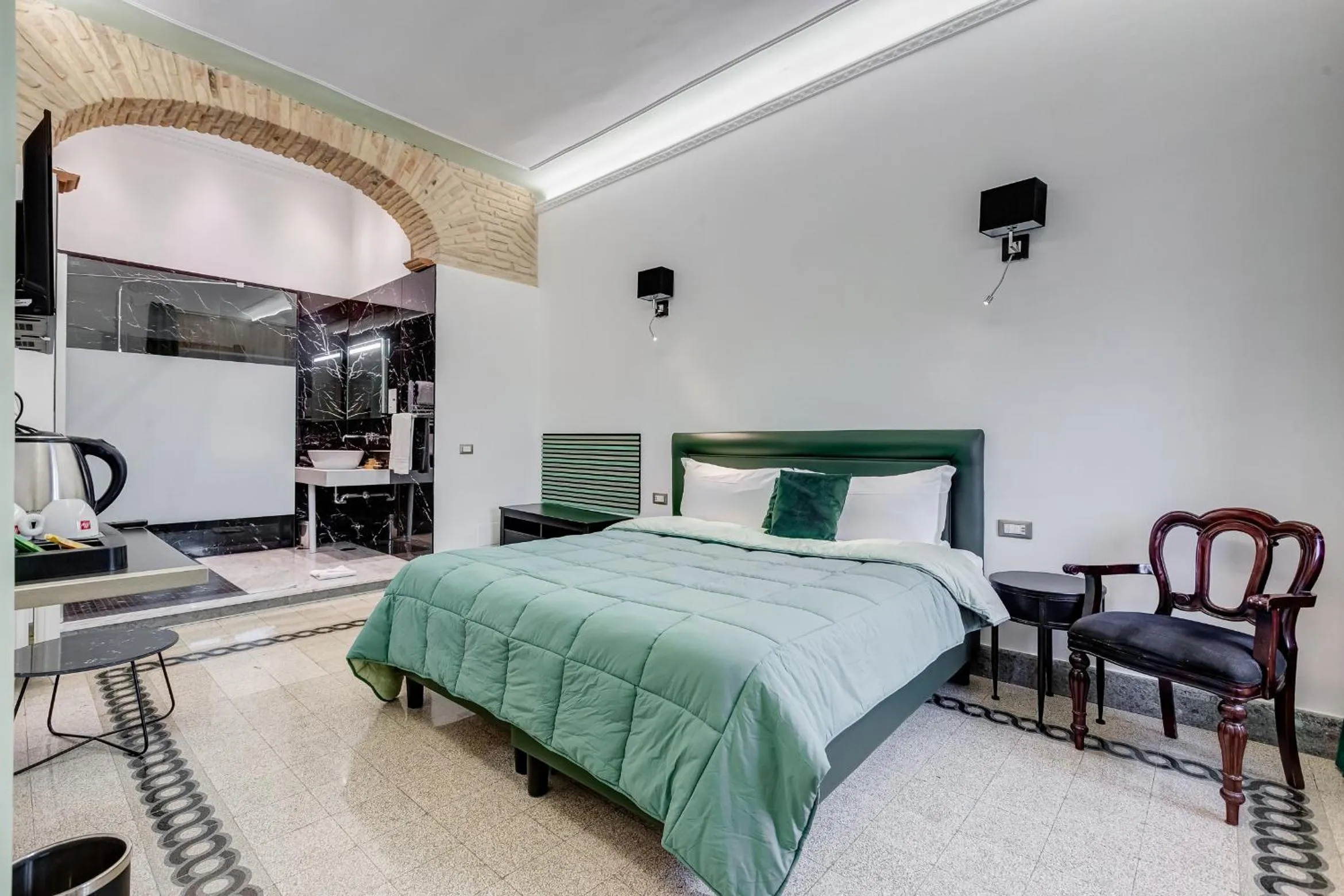 Photo of the whole room, Bed in Navona Queen Rooftop