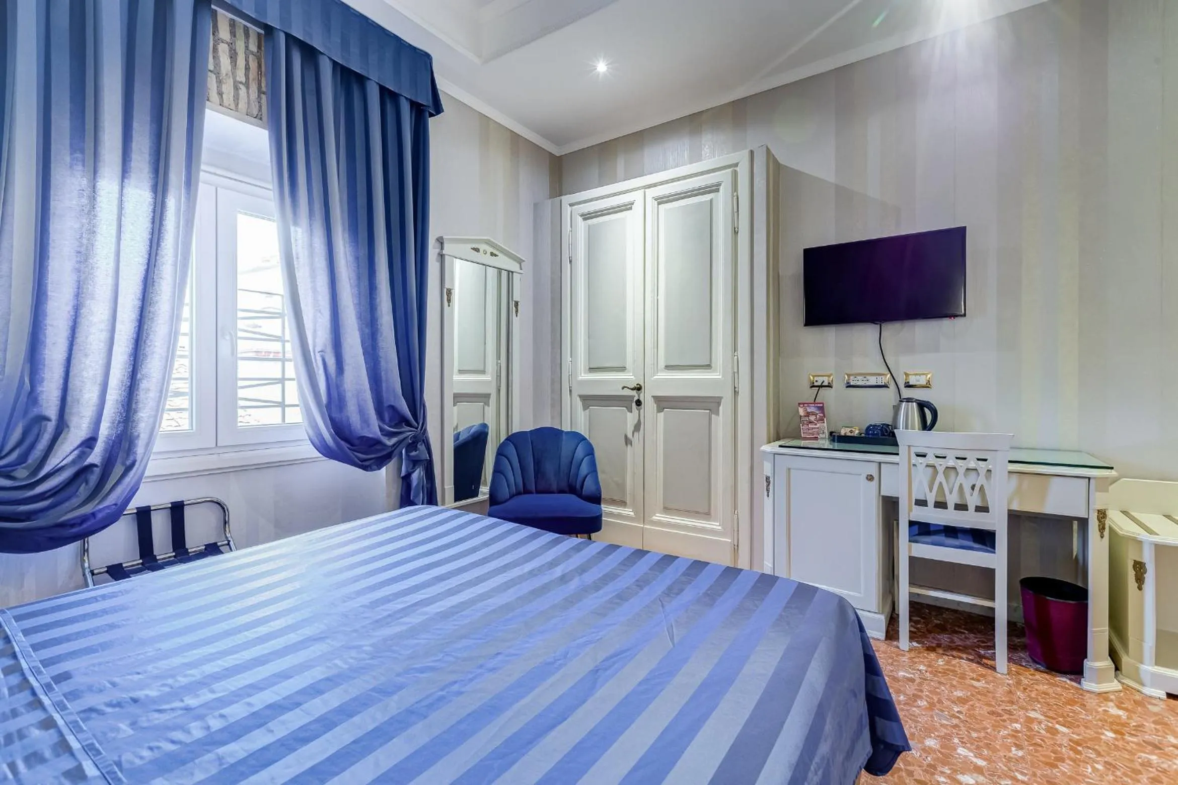 Photo of the whole room, Bed in Navona Queen Rooftop